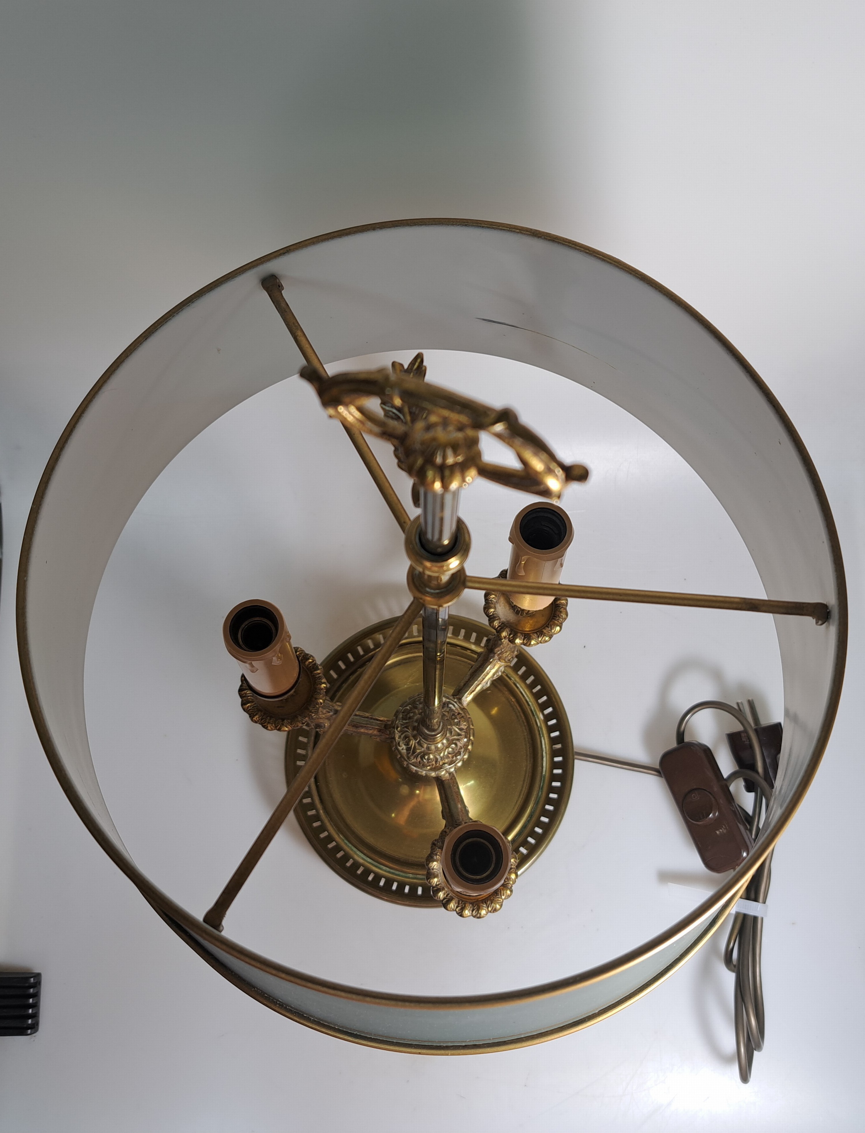 Detail f: Bouillotte-Lampe, 20.Jh., Messingkorpus, dreiflammig, Arme in Form von Vogelköpfen, Metallschirm, H. 57 cm, Elektrifizierung ungeprüft