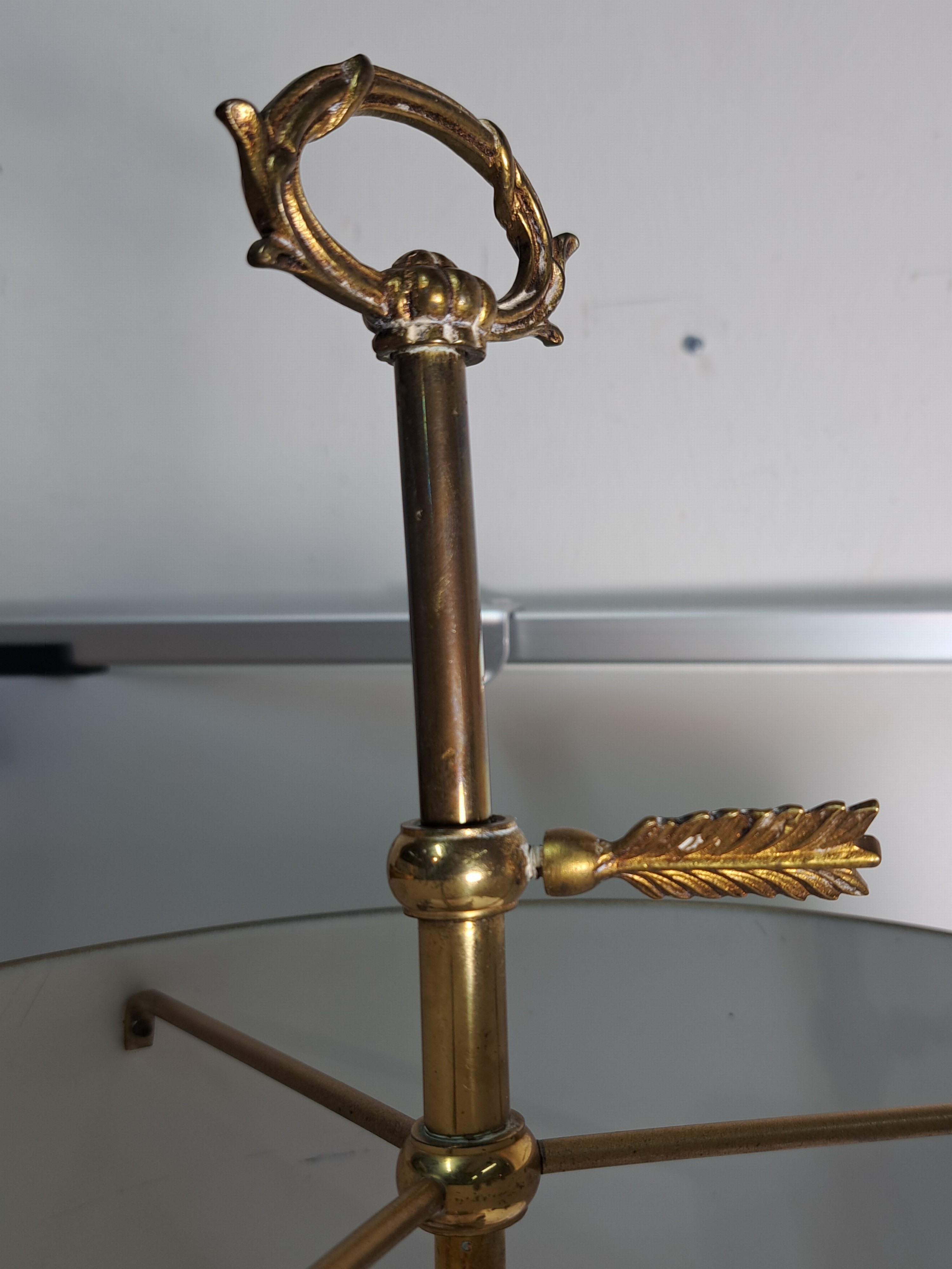 Detail g: Bouillotte-Lampe, 20.Jh., Messingkorpus, dreiflammig, Arme in Form von Vogelköpfen, Metallschirm, H. 57 cm, Elektrifizierung ungeprüft