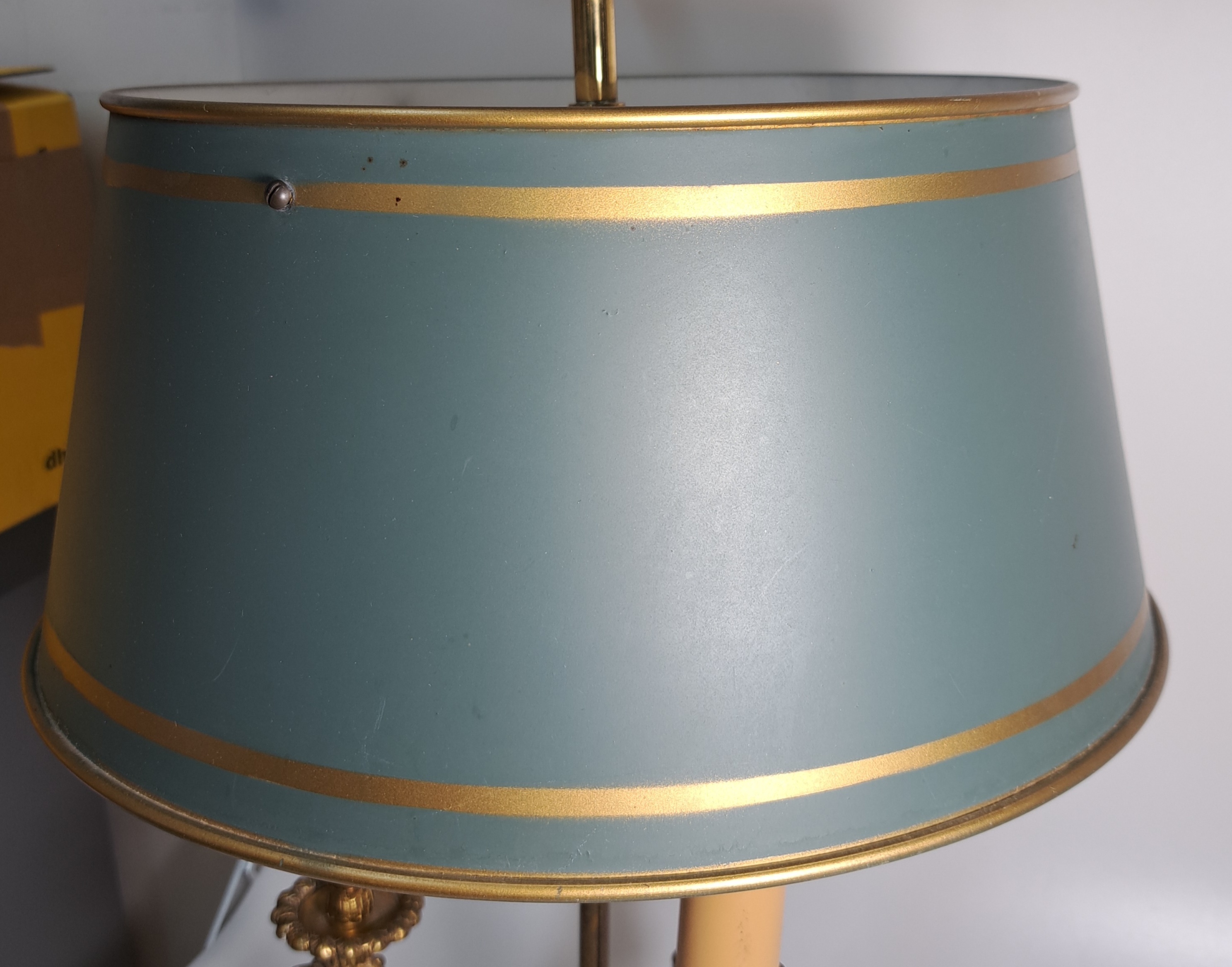 Detail h: Bouillotte-Lampe, 20.Jh., Messingkorpus, dreiflammig, Arme in Form von Vogelköpfen, Metallschirm, H. 57 cm, Elektrifizierung ungeprüft