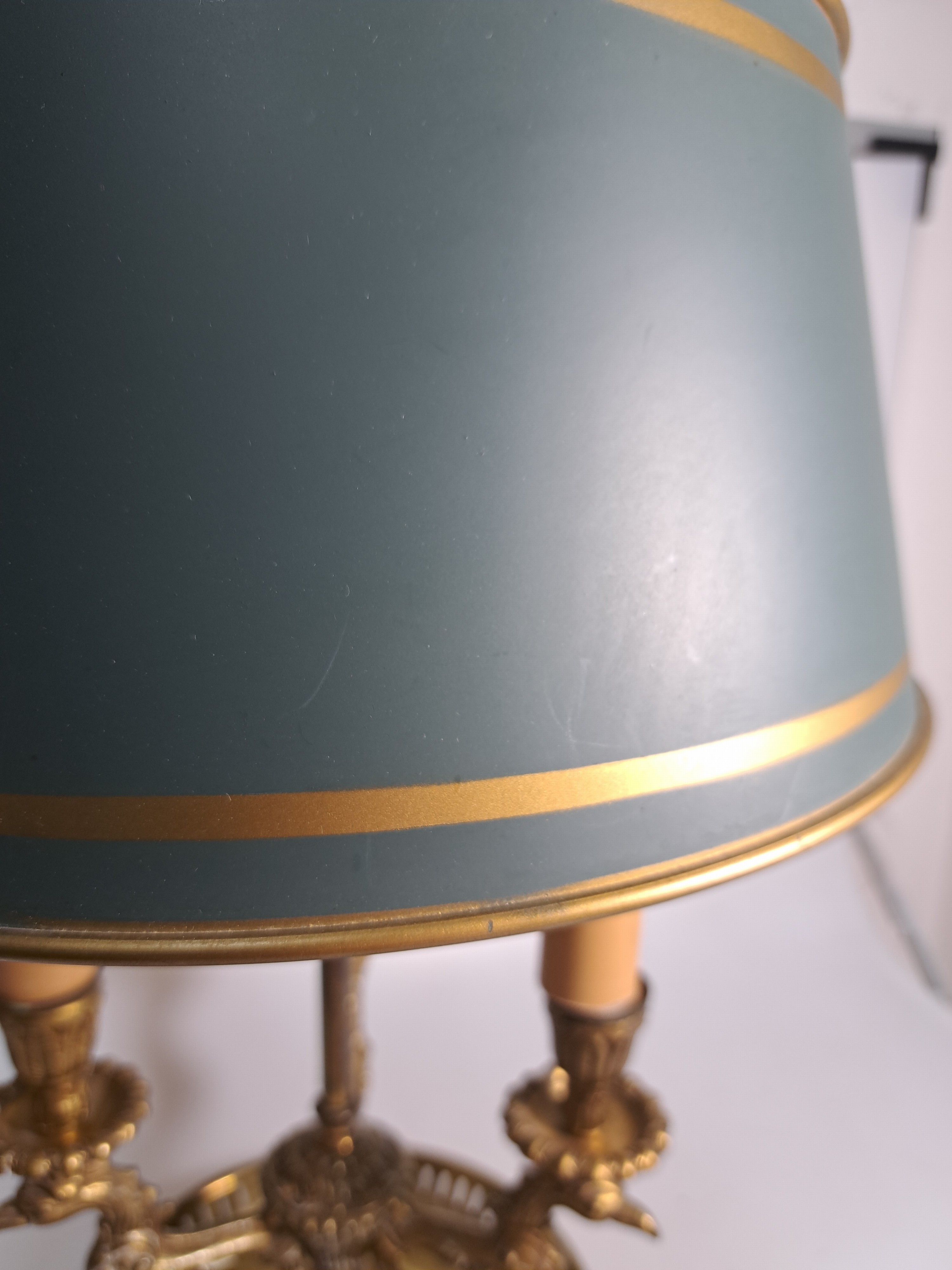 Detail i: Bouillotte-Lampe, 20.Jh., Messingkorpus, dreiflammig, Arme in Form von Vogelköpfen, Metallschirm, H. 57 cm, Elektrifizierung ungeprüft
