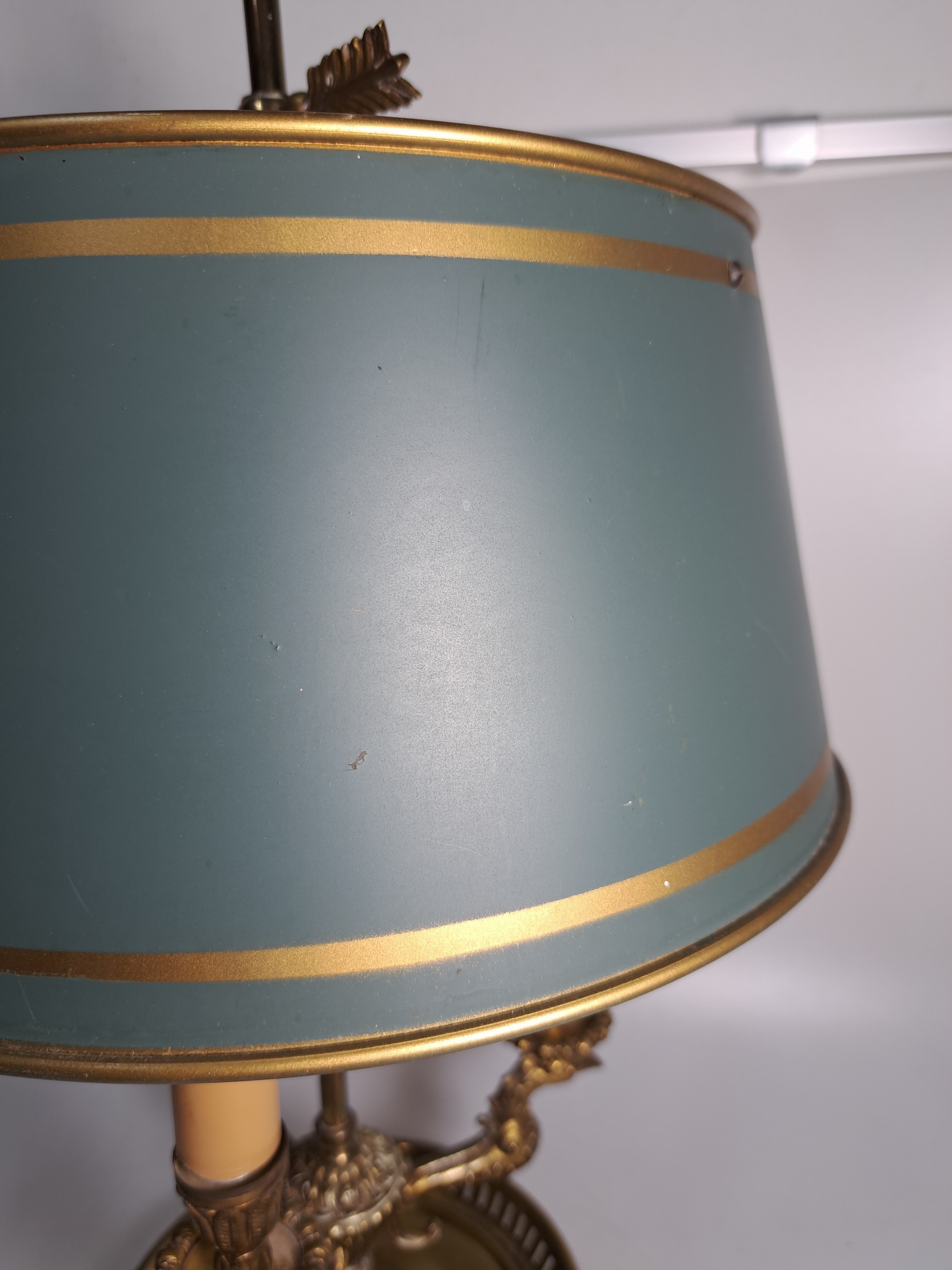 Detail j: Bouillotte-Lampe, 20.Jh., Messingkorpus, dreiflammig, Arme in Form von Vogelköpfen, Metallschirm, H. 57 cm, Elektrifizierung ungeprüft