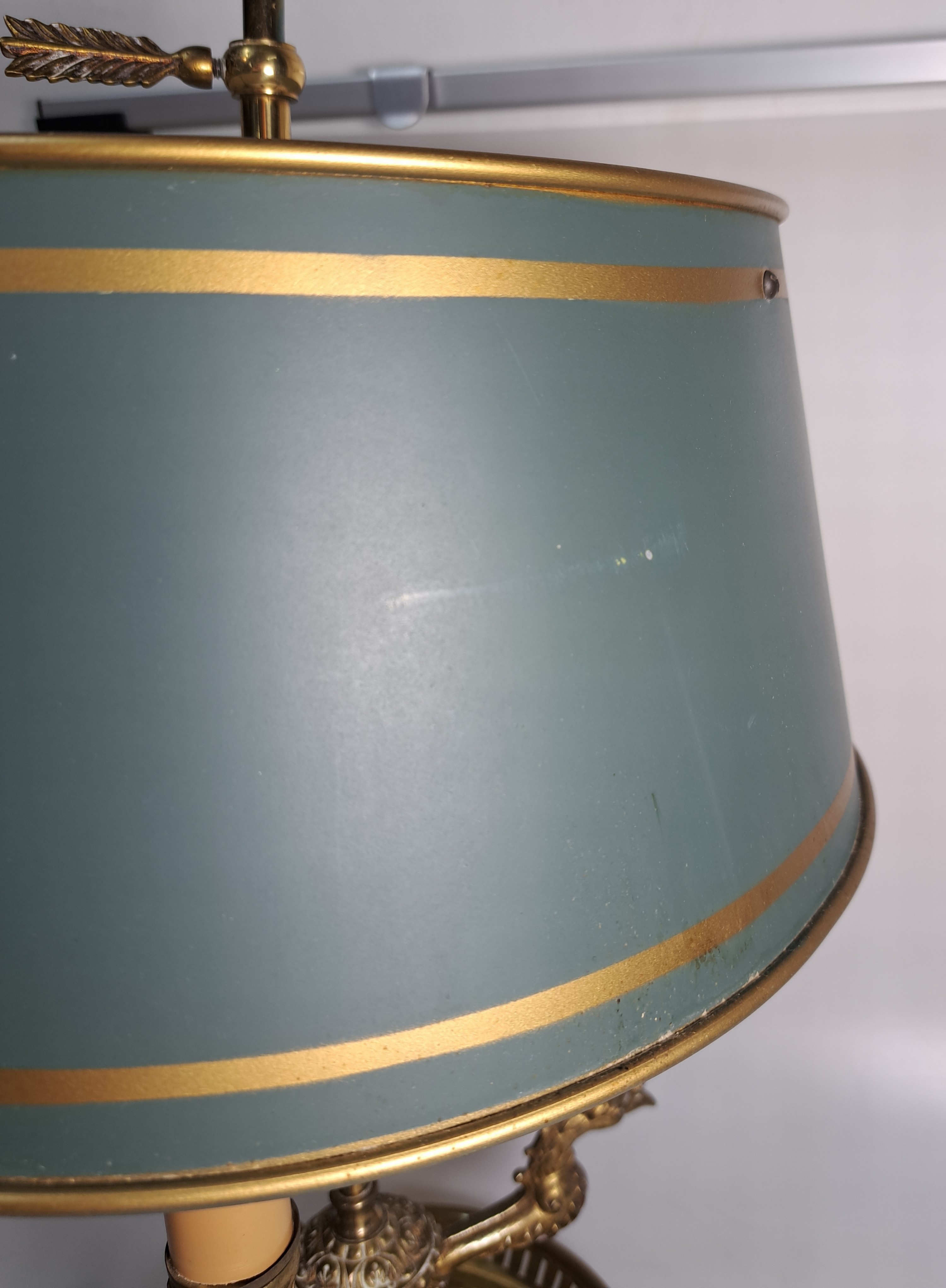 Detail k: Bouillotte-Lampe, 20.Jh., Messingkorpus, dreiflammig, Arme in Form von Vogelköpfen, Metallschirm, H. 57 cm, Elektrifizierung ungeprüft