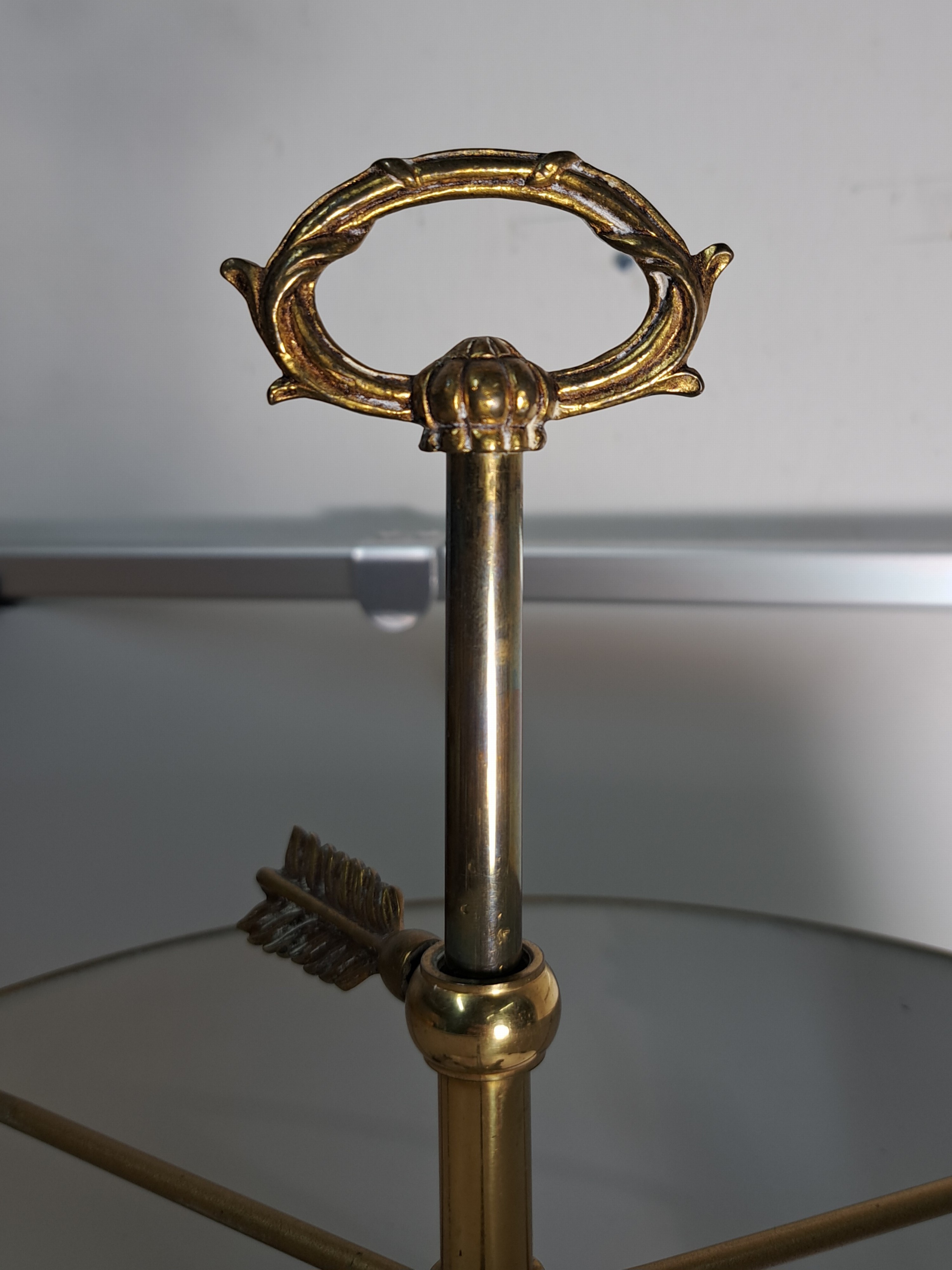 Detail l: Bouillotte-Lampe, 20.Jh., Messingkorpus, dreiflammig, Arme in Form von Vogelköpfen, Metallschirm, H. 57 cm, Elektrifizierung ungeprüft
