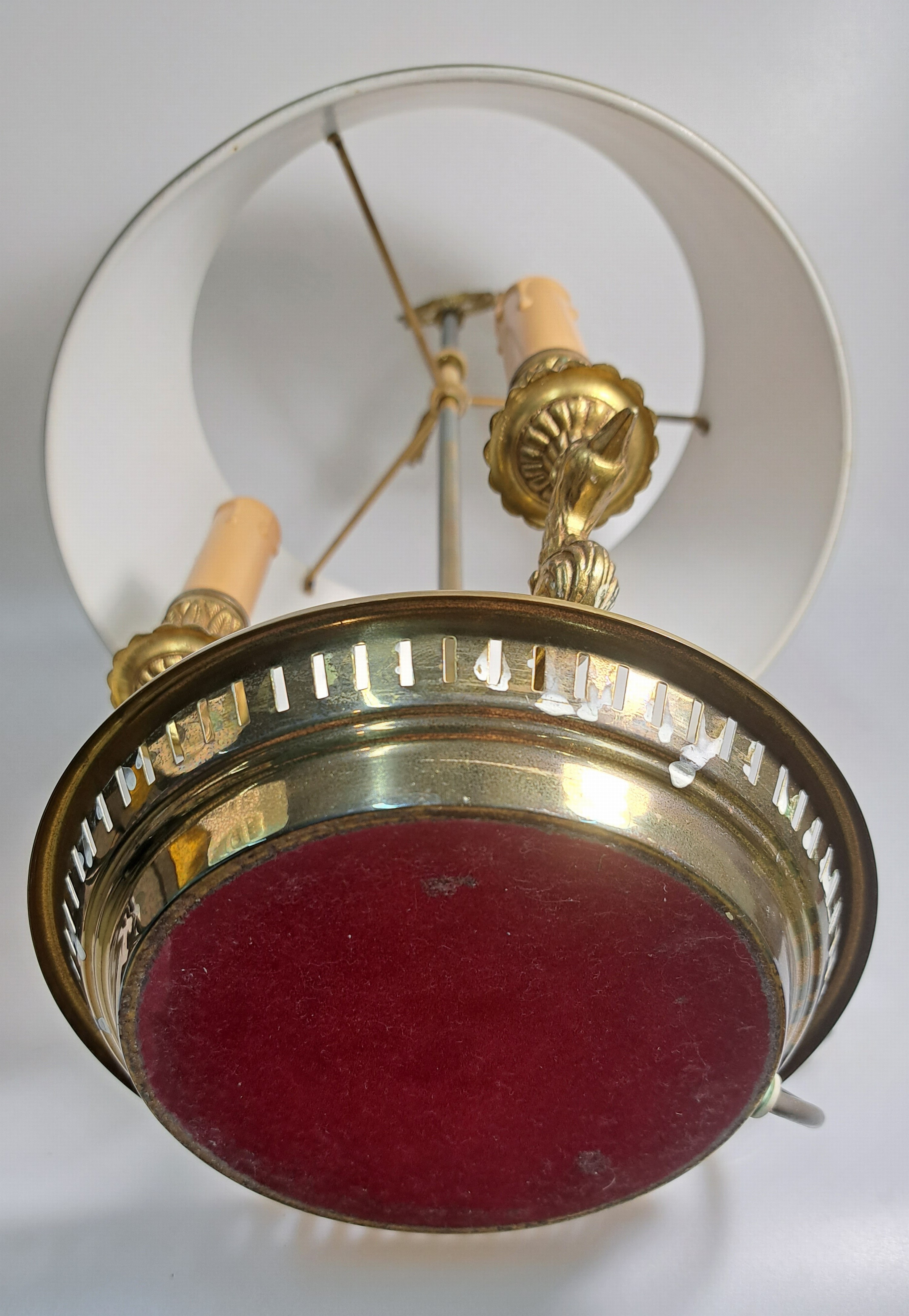 Detail m: Bouillotte-Lampe, 20.Jh., Messingkorpus, dreiflammig, Arme in Form von Vogelköpfen, Metallschirm, H. 57 cm, Elektrifizierung ungeprüft