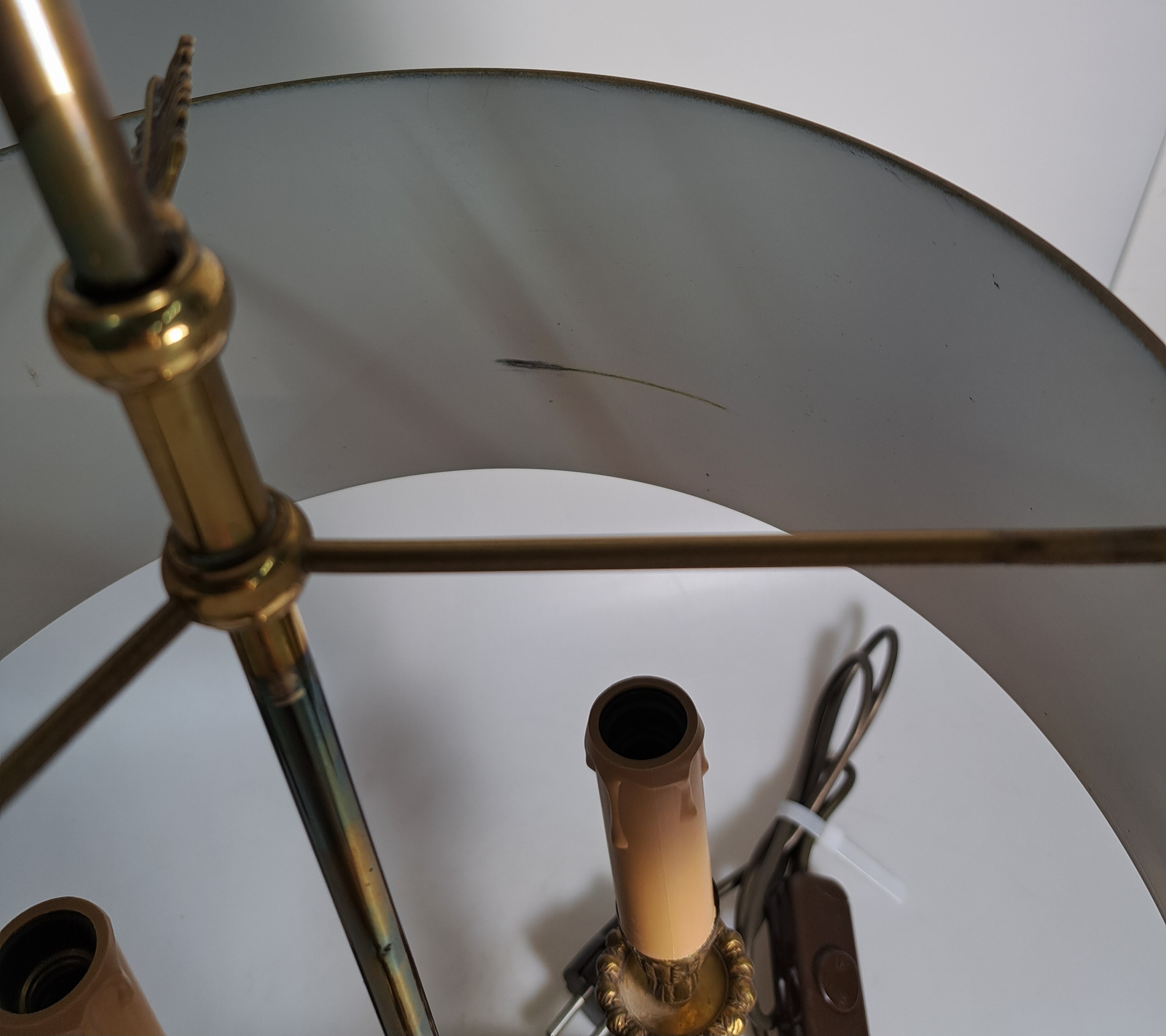 Detail n: Bouillotte-Lampe, 20.Jh., Messingkorpus, dreiflammig, Arme in Form von Vogelköpfen, Metallschirm, H. 57 cm, Elektrifizierung ungeprüft