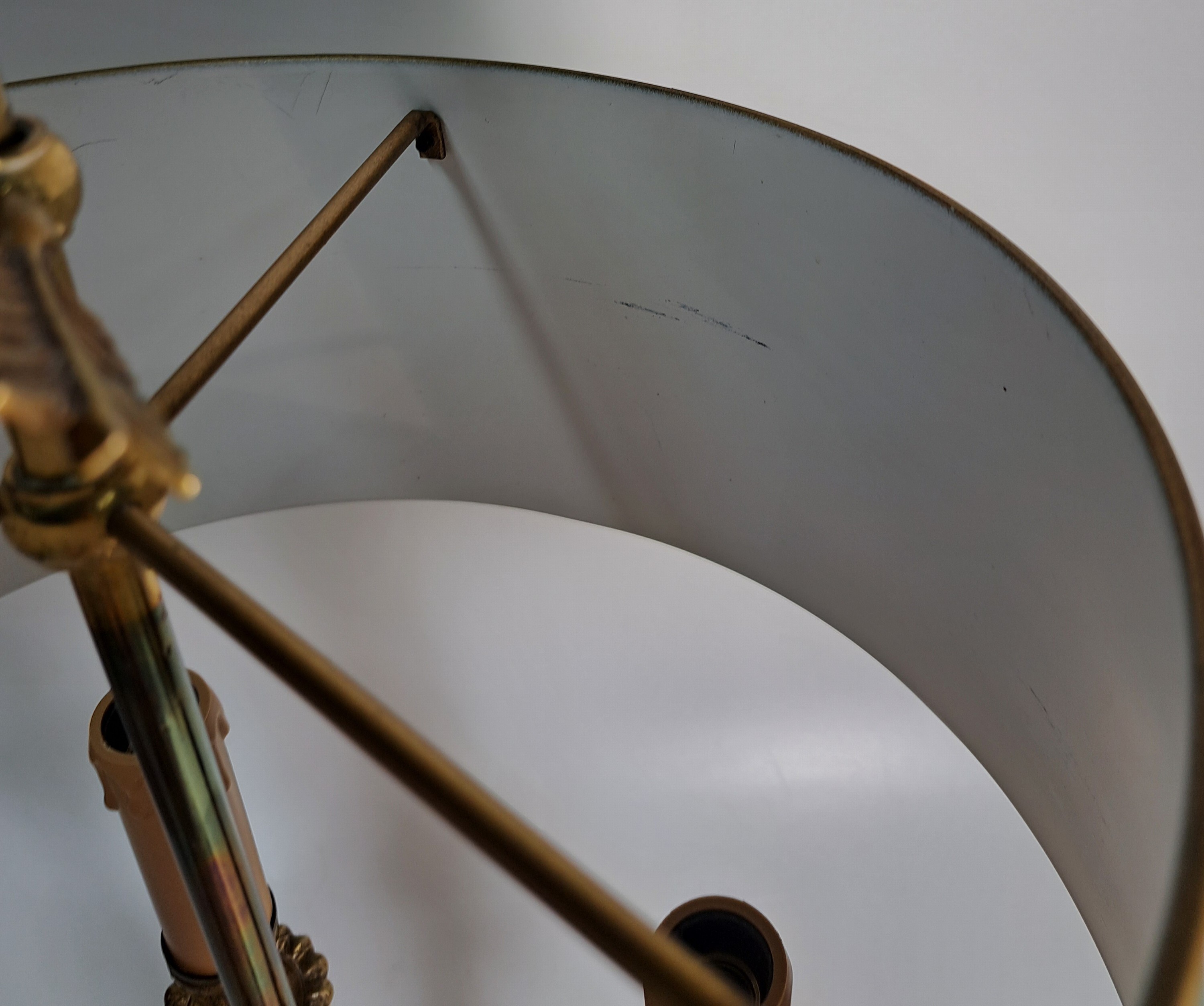 Detail o: Bouillotte-Lampe, 20.Jh., Messingkorpus, dreiflammig, Arme in Form von Vogelköpfen, Metallschirm, H. 57 cm, Elektrifizierung ungeprüft