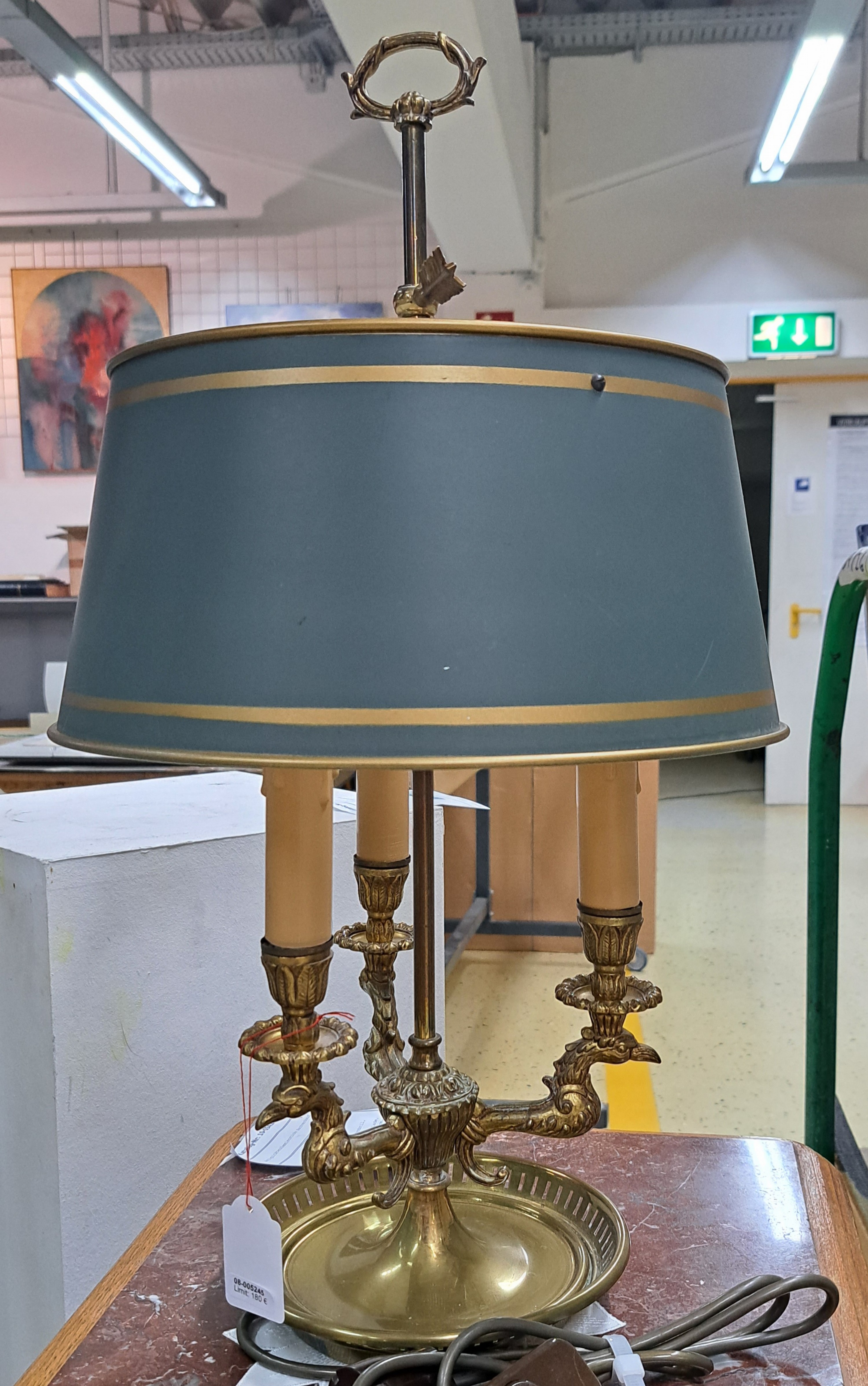 Detail p: Bouillotte-Lampe, 20.Jh., Messingkorpus, dreiflammig, Arme in Form von Vogelköpfen, Metallschirm, H. 57 cm, Elektrifizierung ungeprüft