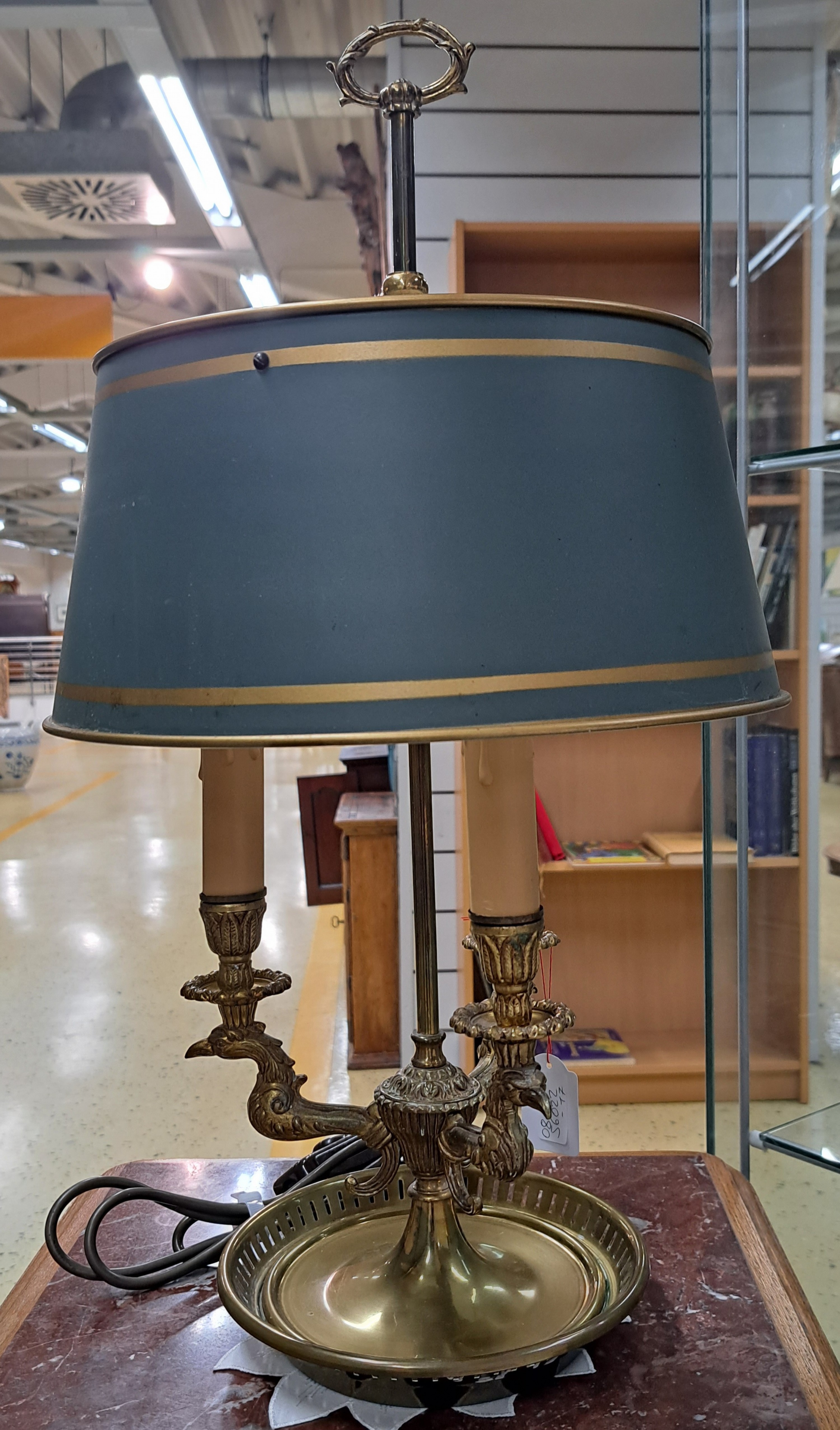Detail q: Bouillotte-Lampe, 20.Jh., Messingkorpus, dreiflammig, Arme in Form von Vogelköpfen, Metallschirm, H. 57 cm, Elektrifizierung ungeprüft