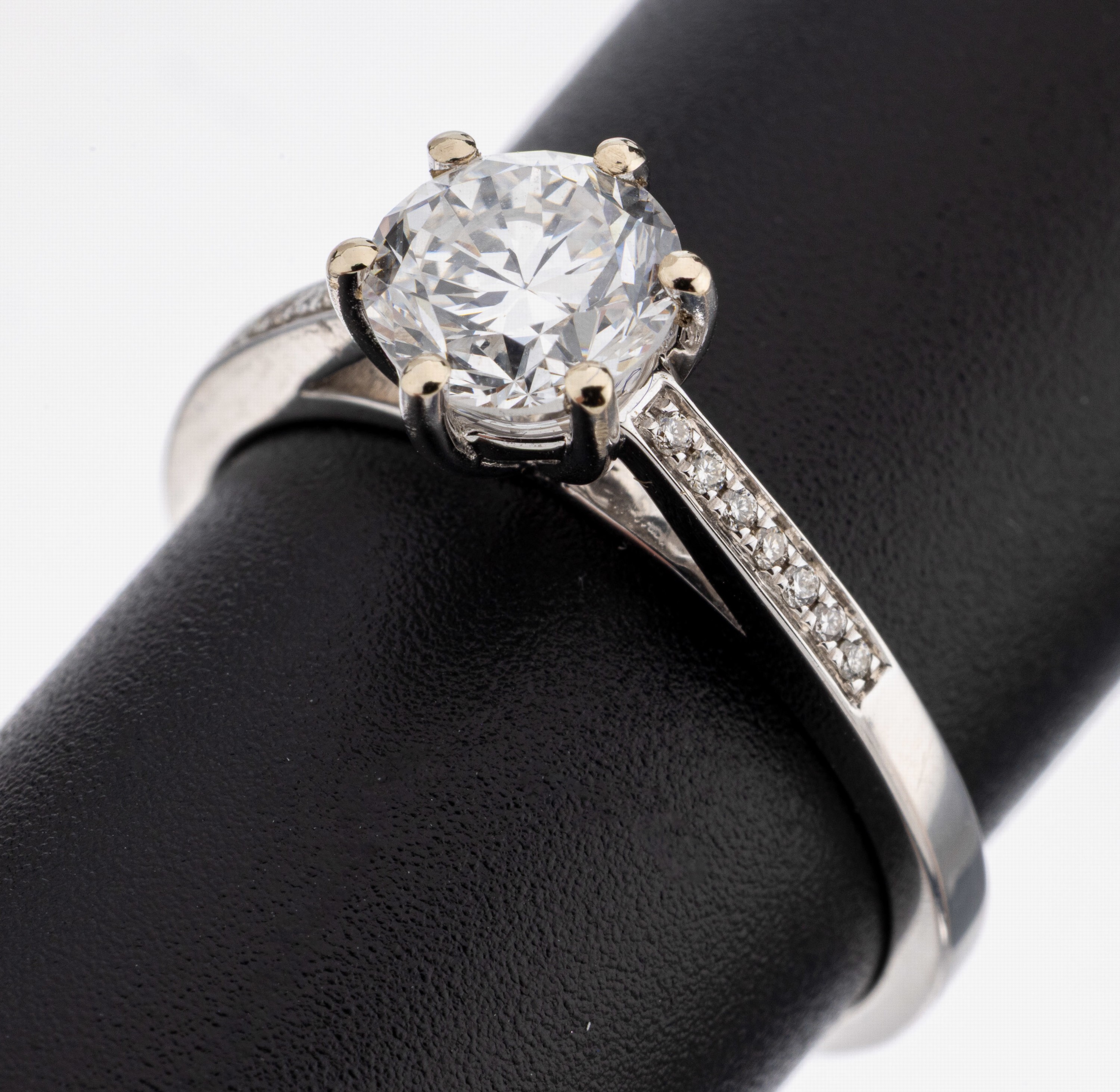 Image 27122819 - 18 kt Gold Brillant-Ring, WG 750/000, mittig Brillant 1.20 ct hochfeines Weiß (D)/vs2, ...