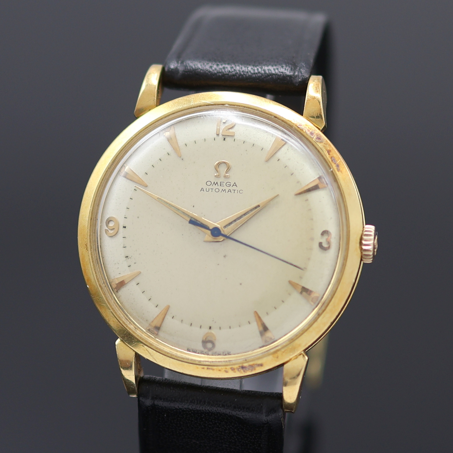 Detail a: OMEGA Herrenarmbanduhr in GG 750/000 Referenz 2643 S.C, Hammerautomatik, Schweiz um 1953, l. dell. Boden und Glasrand aufgedr., silb. ...