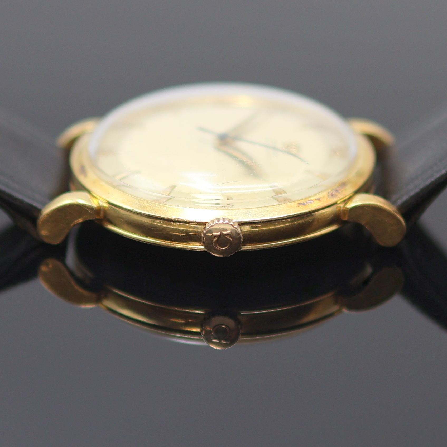 Detail b: OMEGA Herrenarmbanduhr in GG 750/000 Referenz 2643 S.C, Hammerautomatik, Schweiz um 1953, l. dell. Boden und Glasrand aufgedr., silb. ...