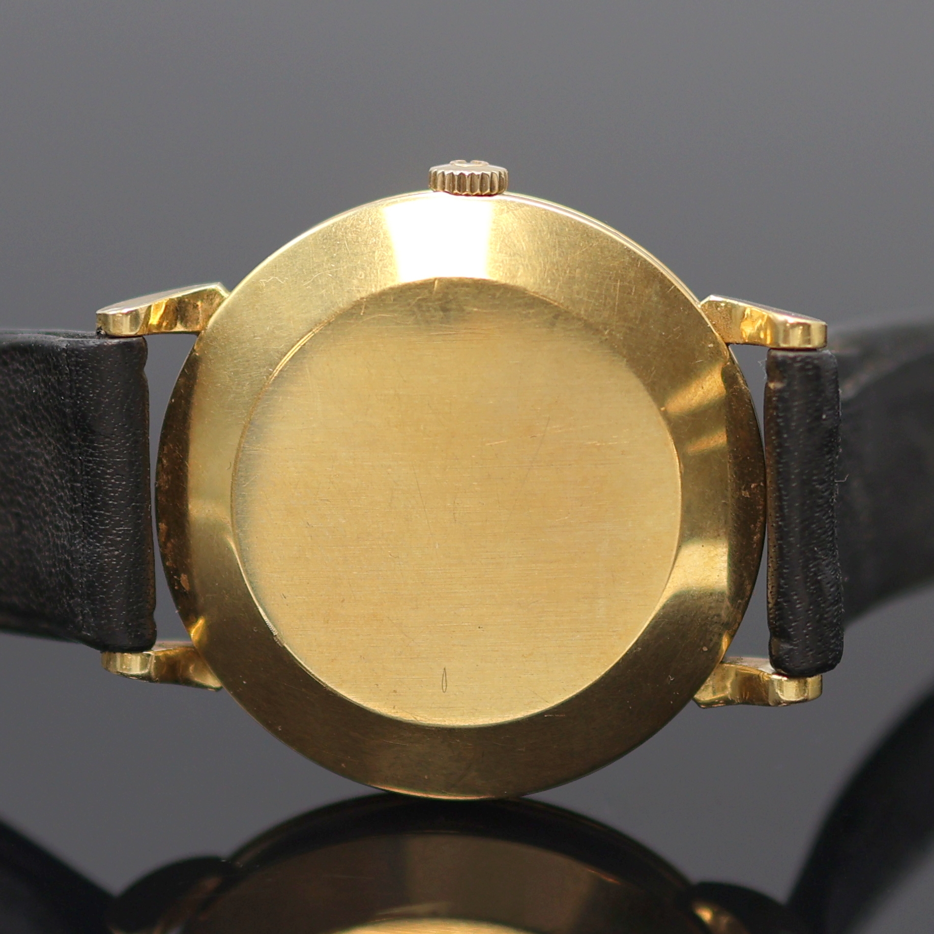 Detail c: OMEGA Herrenarmbanduhr in GG 750/000 Referenz 2643 S.C, Hammerautomatik, Schweiz um 1953, l. dell. Boden und Glasrand aufgedr., silb. ...