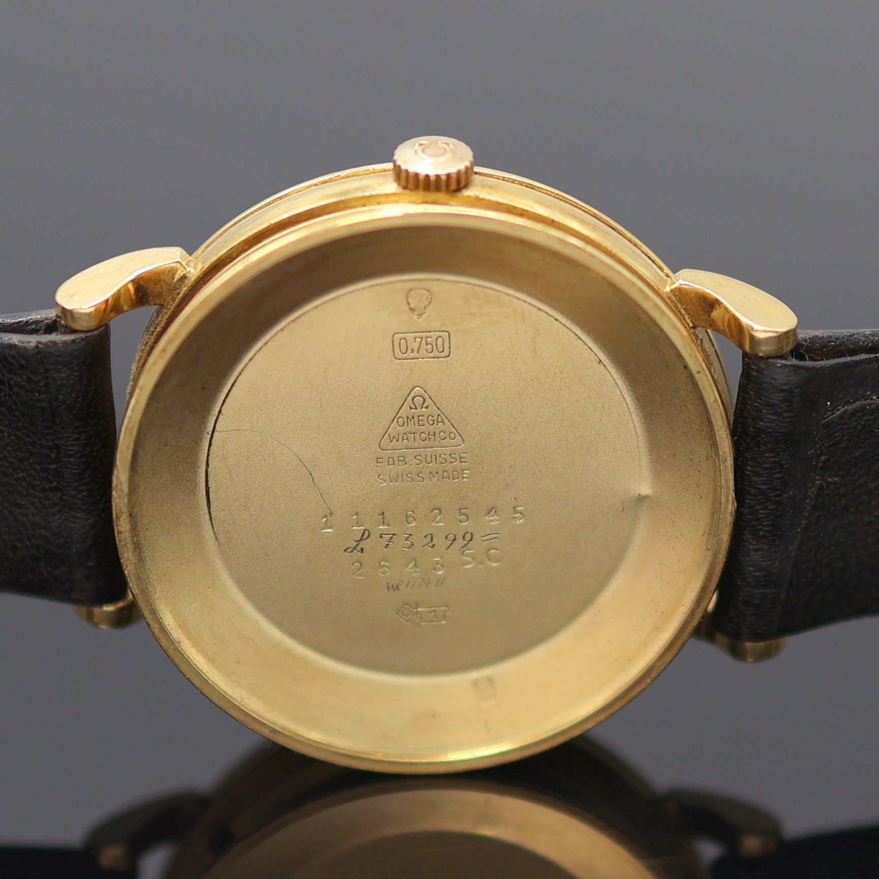 Detail e: OMEGA Herrenarmbanduhr in GG 750/000 Referenz 2643 S.C, Hammerautomatik, Schweiz um 1953, l. dell. Boden und Glasrand aufgedr., silb. ...