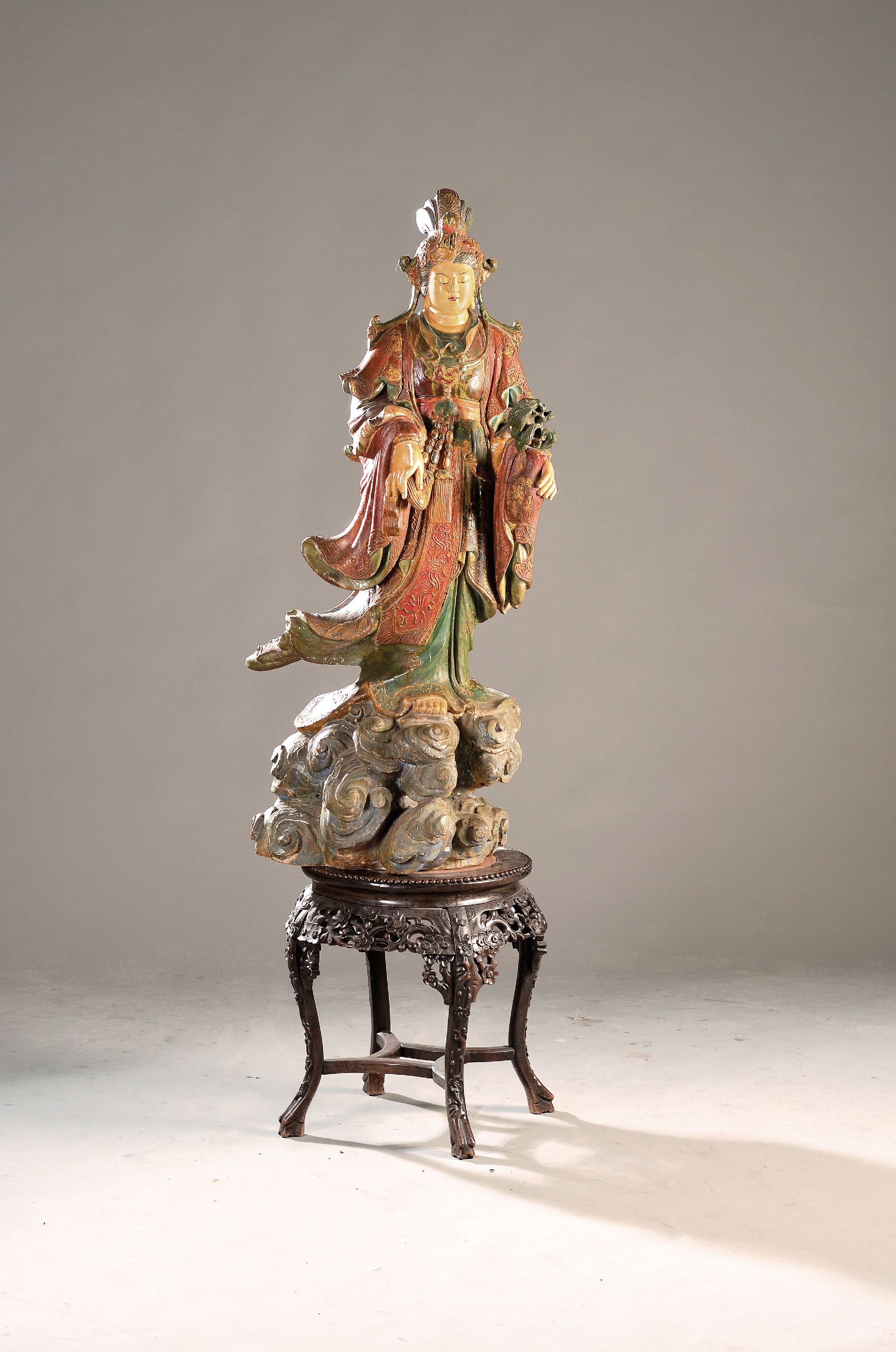 Image 27122834 - Große Guan Yin, China, um 1900, Holz geschnitzt und bunt gefasst, auf passendem ...