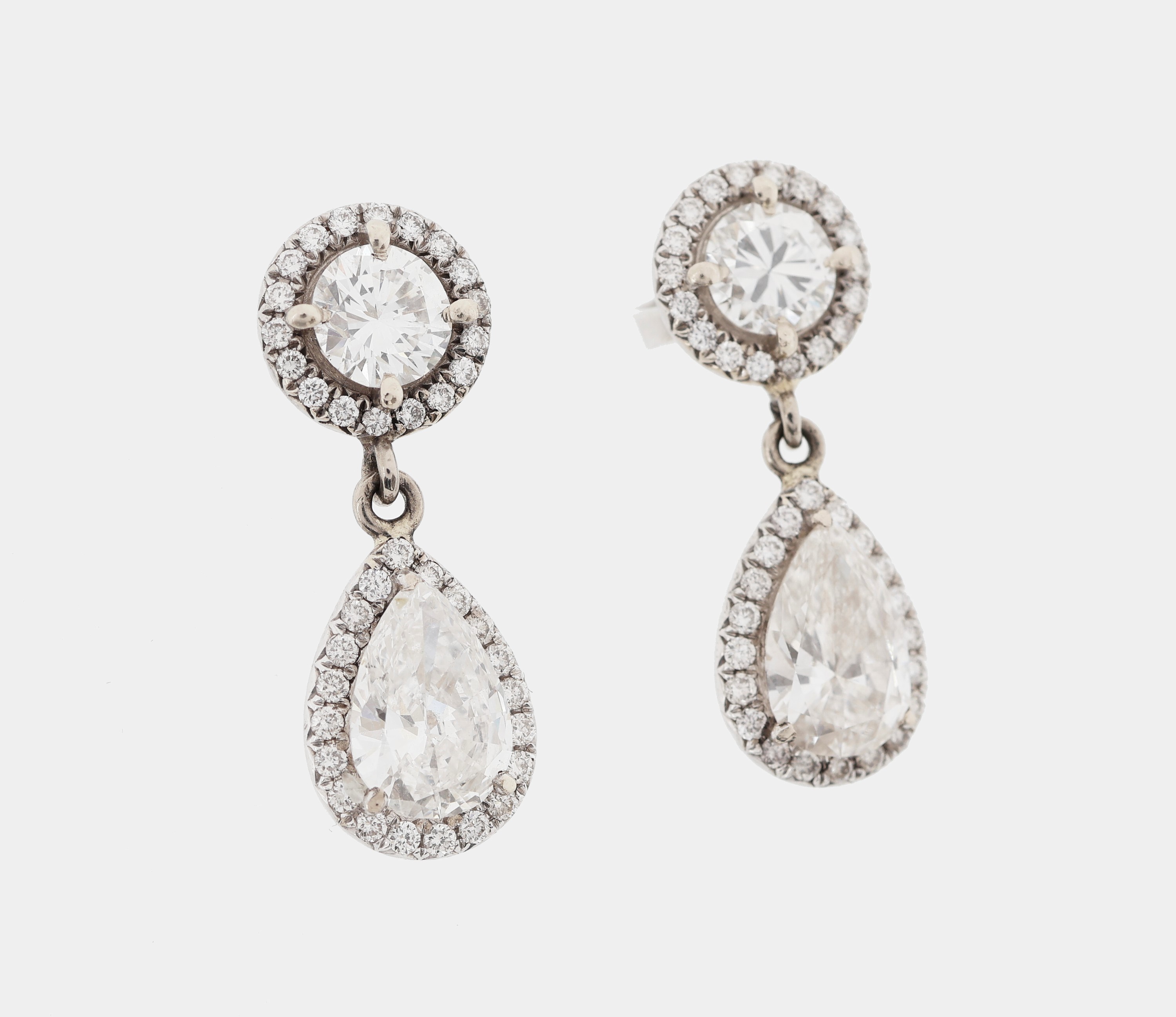 Detail a: Paar 18 kt Gold Diamant-Ohrstecker, WG 750/000, sehr elegante Ausführung, 2 Diamant- Tropfen zus. ca. 2.90 ct hochfeines Weiß(E)/vs2, jew. 1.45 ...