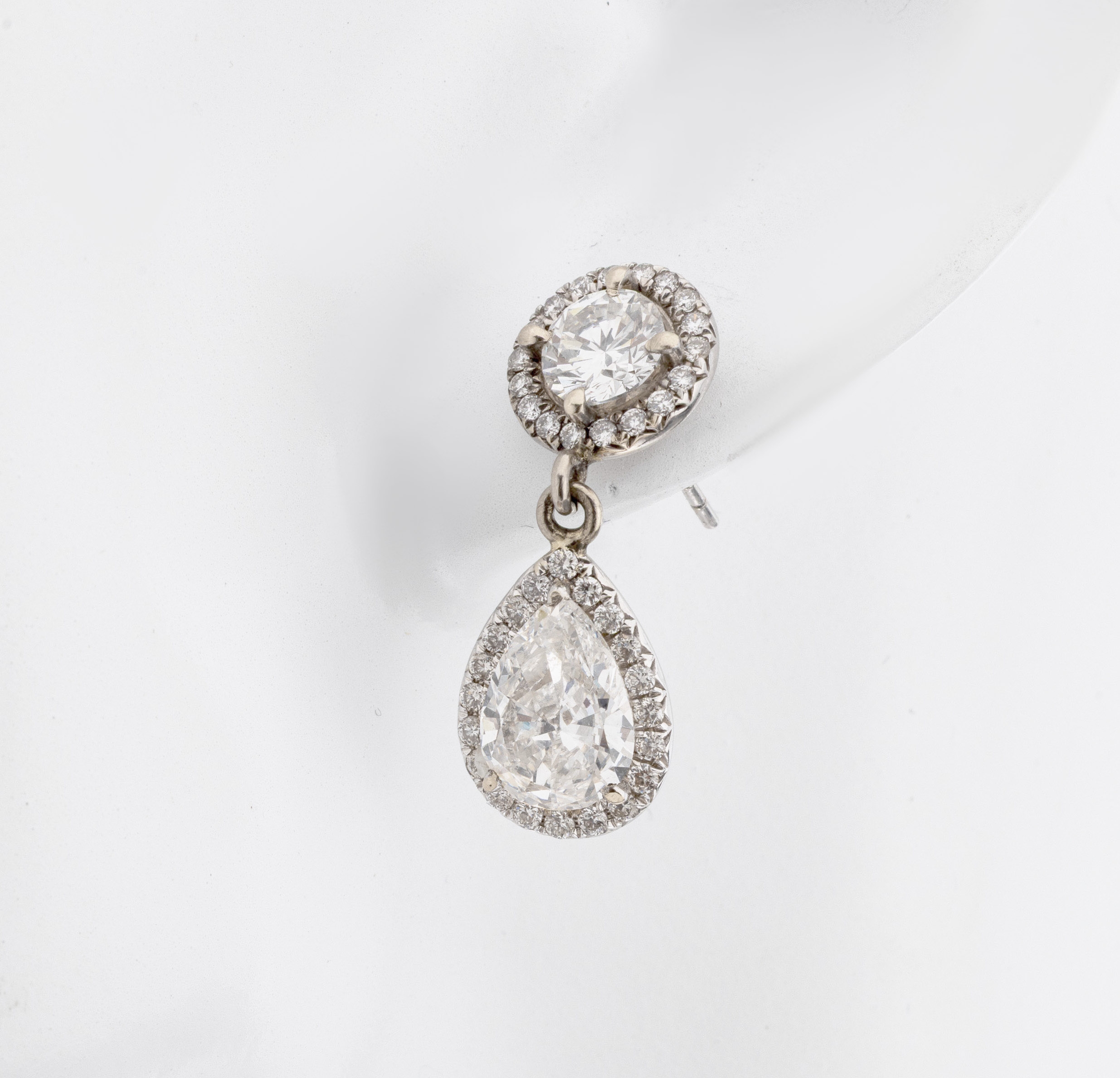 Detail b: Paar 18 kt Gold Diamant-Ohrstecker, WG 750/000, sehr elegante Ausführung, 2 Diamant- Tropfen zus. ca. 2.90 ct hochfeines Weiß(E)/vs2, jew. 1.45 ...