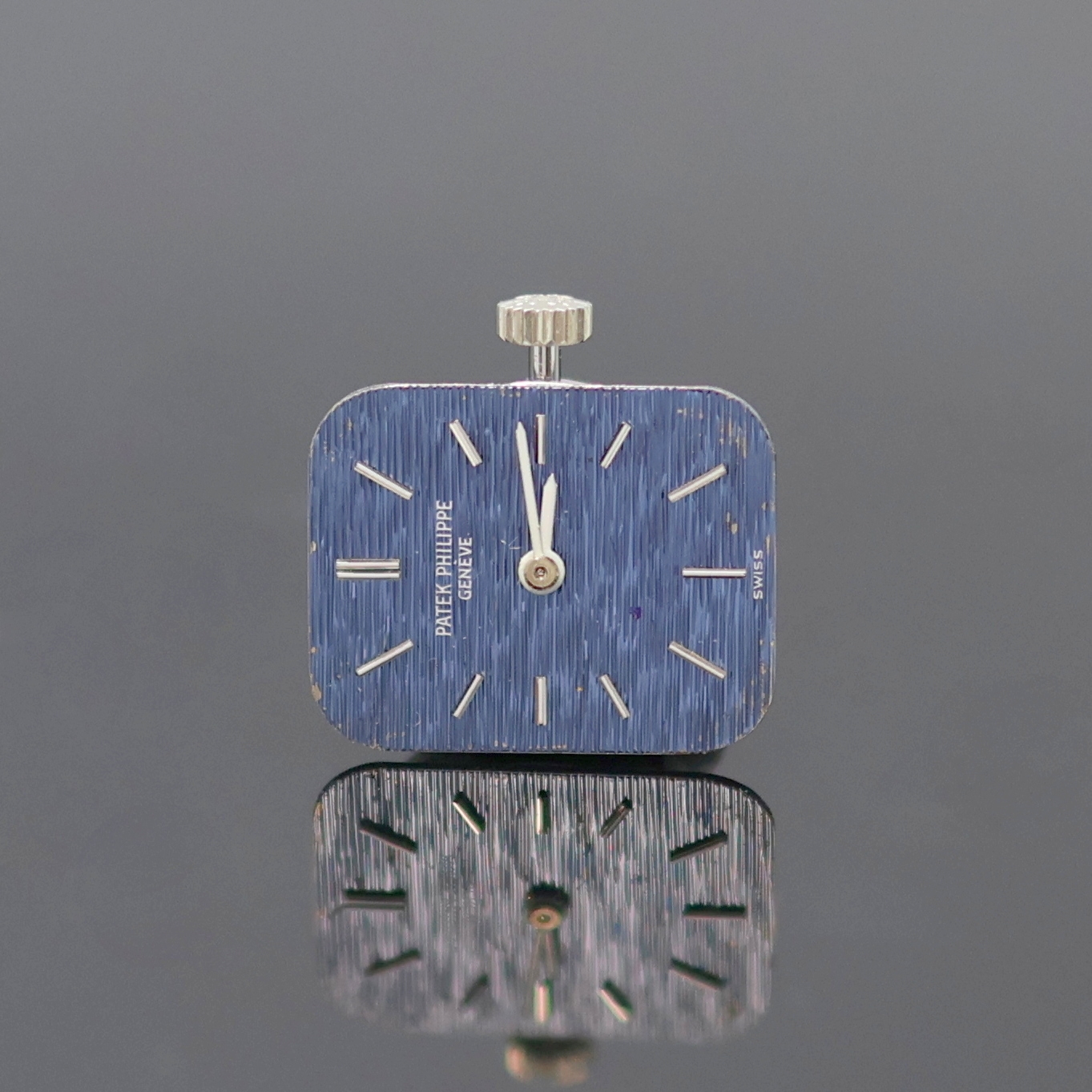 Detail a: PATEK PHILIPPE Armbanduhrwerk Kaliber 13.5- 320, Schweiz um 1970, Handaufzug, 20 St., 5 Adj., Genfer Streifen, Genfer Siegel, orig. Krone, blaues ...