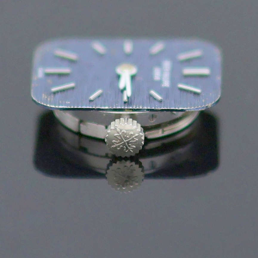 Detail b: PATEK PHILIPPE Armbanduhrwerk Kaliber 13.5- 320, Schweiz um 1970, Handaufzug, 20 St., 5 Adj., Genfer Streifen, Genfer Siegel, orig. Krone, blaues ...