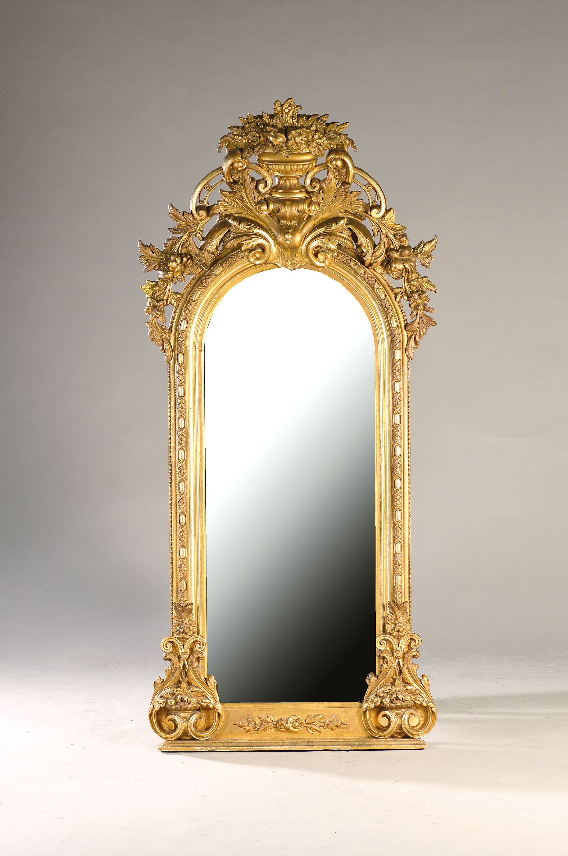 Großer Standspiegel, wohl Frankreich, um 1860, Holzstuck in gold gefaßt, Bekrönung mit aufwendigen Schnitzereien mit Blumenkorb, Akanthus und ...
