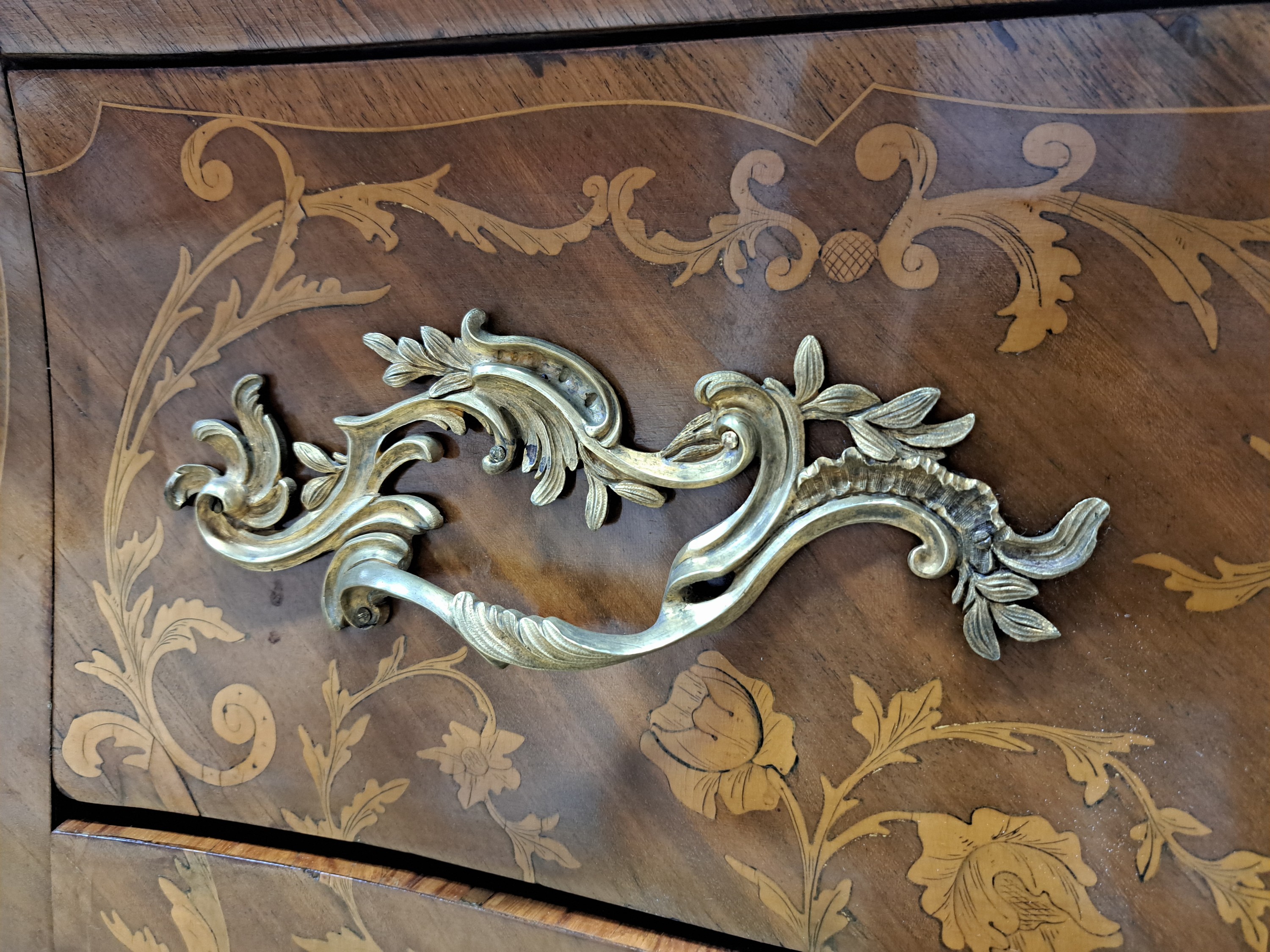 Detail e: Barockkommode, Frankreich, 19.Jh., Rosenholzfurnier, bombiert, 2 Schubladen, auf geschwungenen Beinen, aufwendige Furnierarbeiten aus Blüten und ...