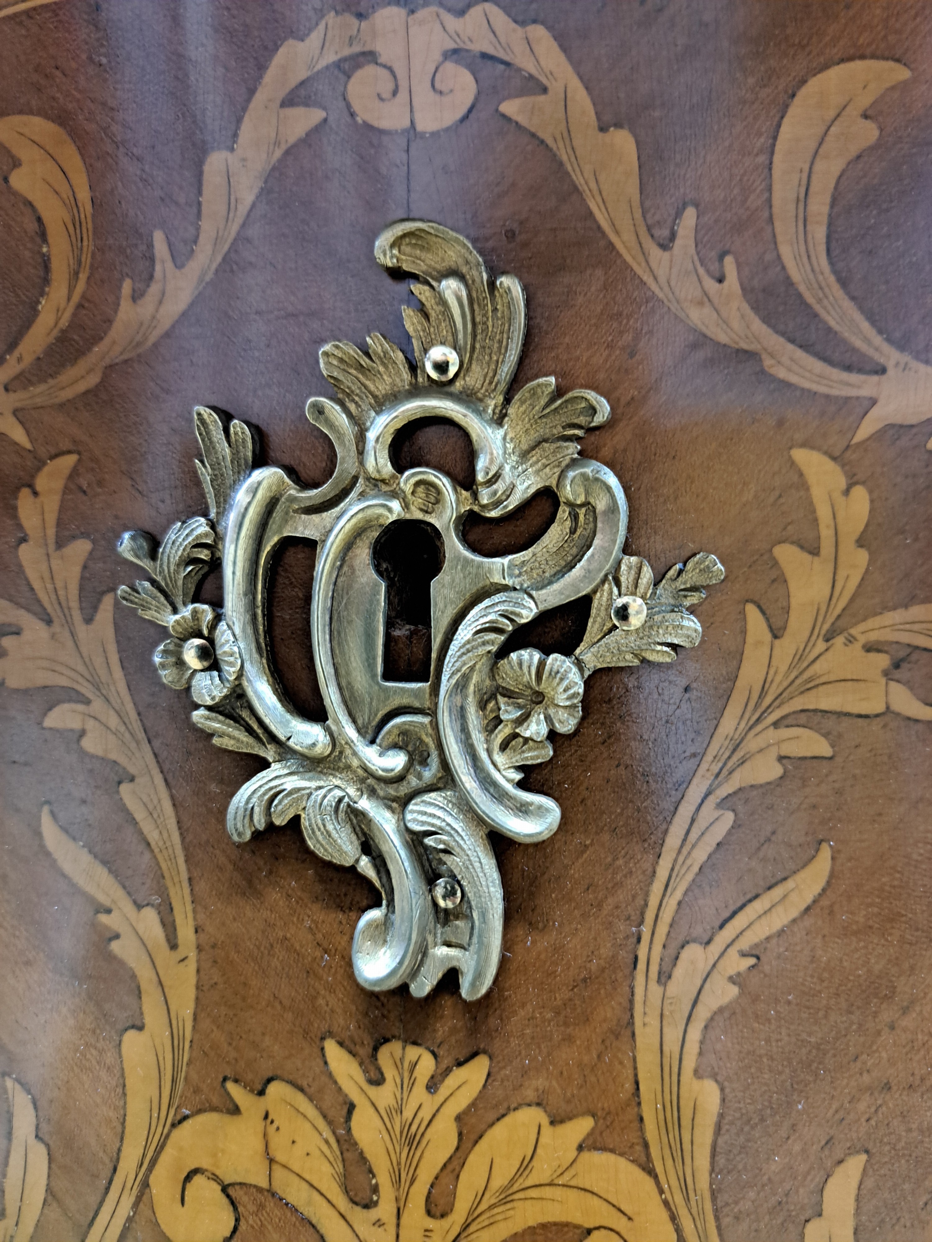 Detail f: Barockkommode, Frankreich, 19.Jh., Rosenholzfurnier, bombiert, 2 Schubladen, auf geschwungenen Beinen, aufwendige Furnierarbeiten aus Blüten und ...