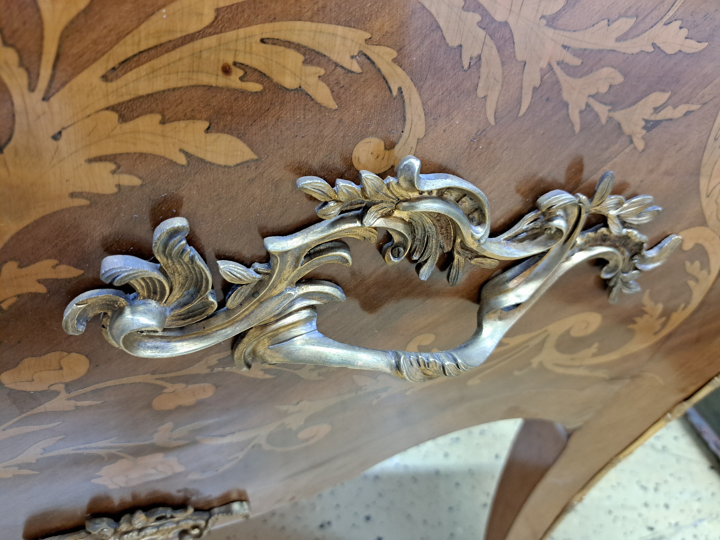 Detail h: Barockkommode, Frankreich, 19.Jh., Rosenholzfurnier, bombiert, 2 Schubladen, auf geschwungenen Beinen, aufwendige Furnierarbeiten aus Blüten und ...