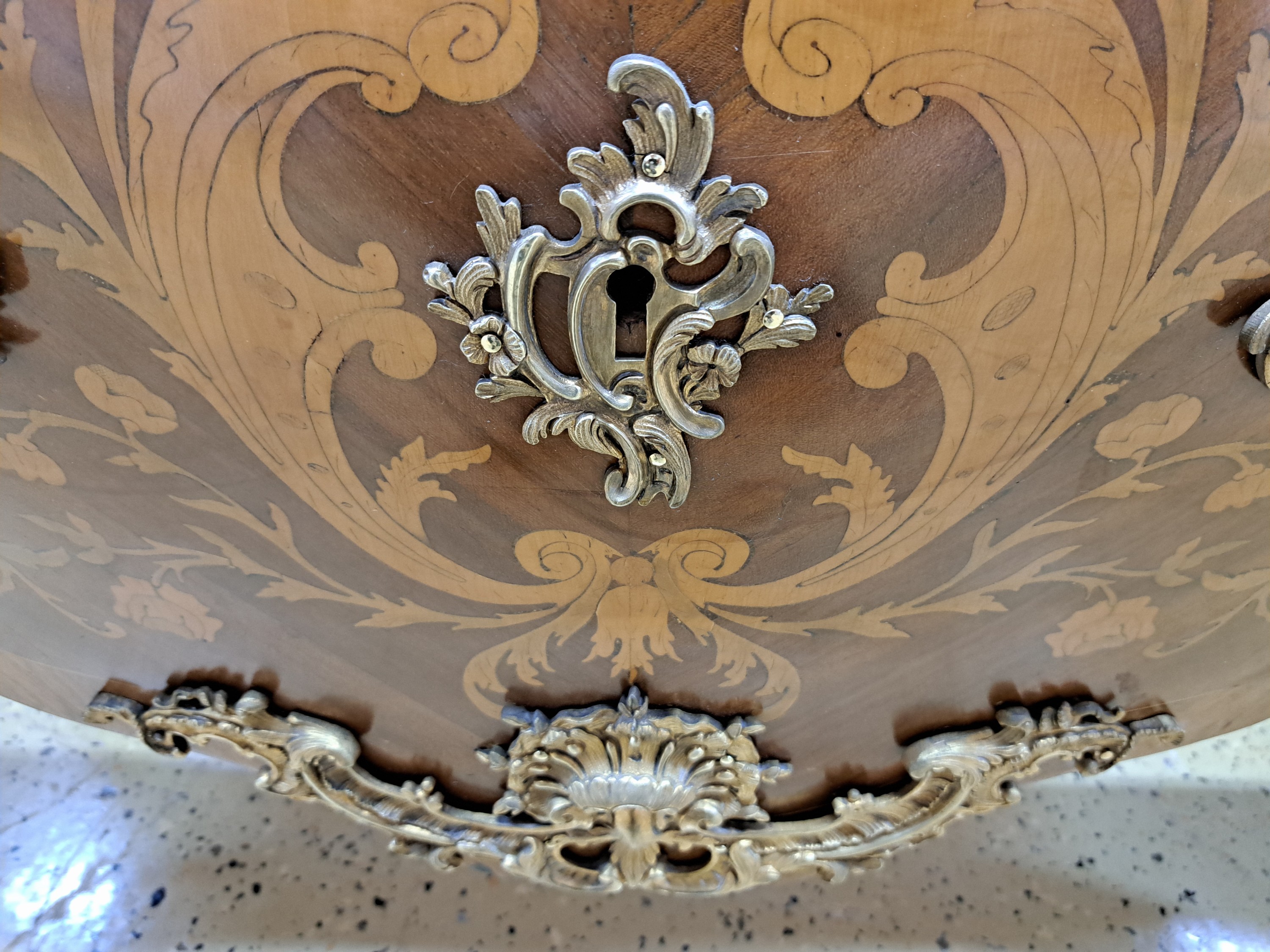 Detail i: Barockkommode, Frankreich, 19.Jh., Rosenholzfurnier, bombiert, 2 Schubladen, auf geschwungenen Beinen, aufwendige Furnierarbeiten aus Blüten und ...
