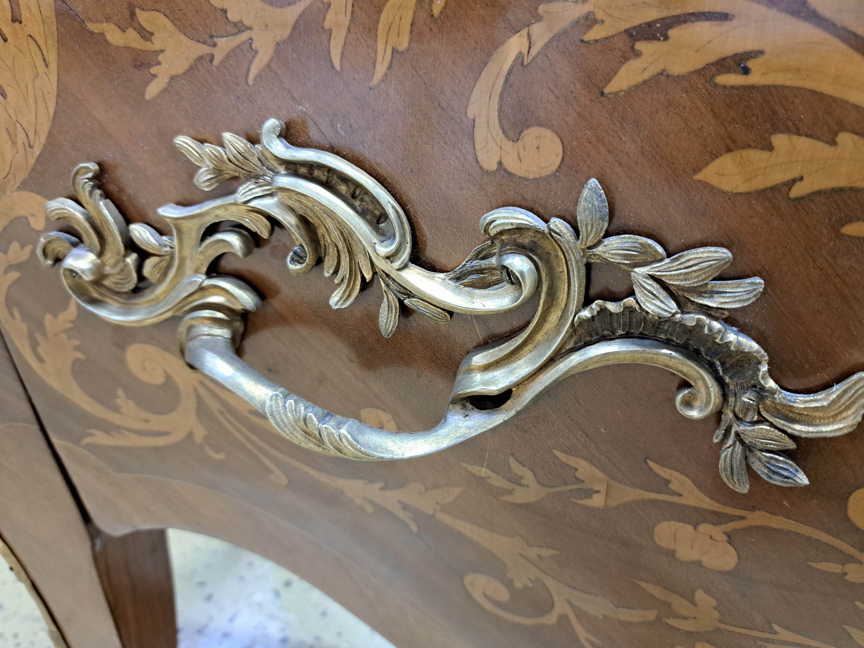 Detail j: Barockkommode, Frankreich, 19.Jh., Rosenholzfurnier, bombiert, 2 Schubladen, auf geschwungenen Beinen, aufwendige Furnierarbeiten aus Blüten und ...