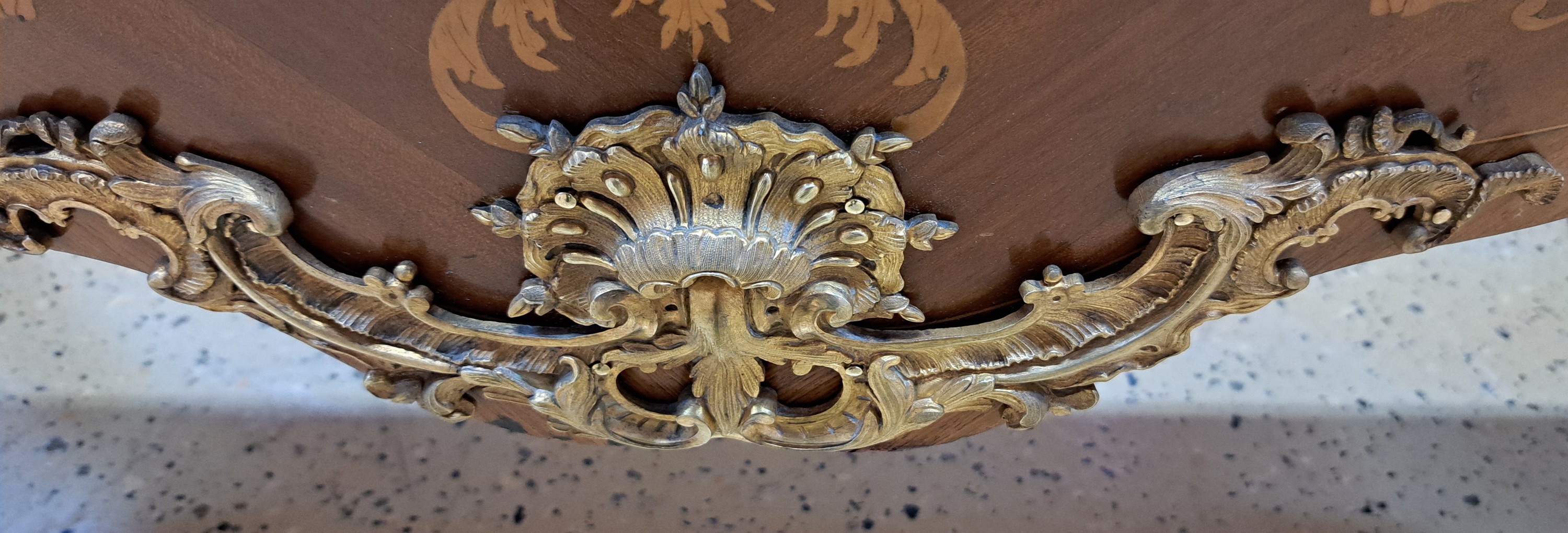 Detail k: Barockkommode, Frankreich, 19.Jh., Rosenholzfurnier, bombiert, 2 Schubladen, auf geschwungenen Beinen, aufwendige Furnierarbeiten aus Blüten und ...