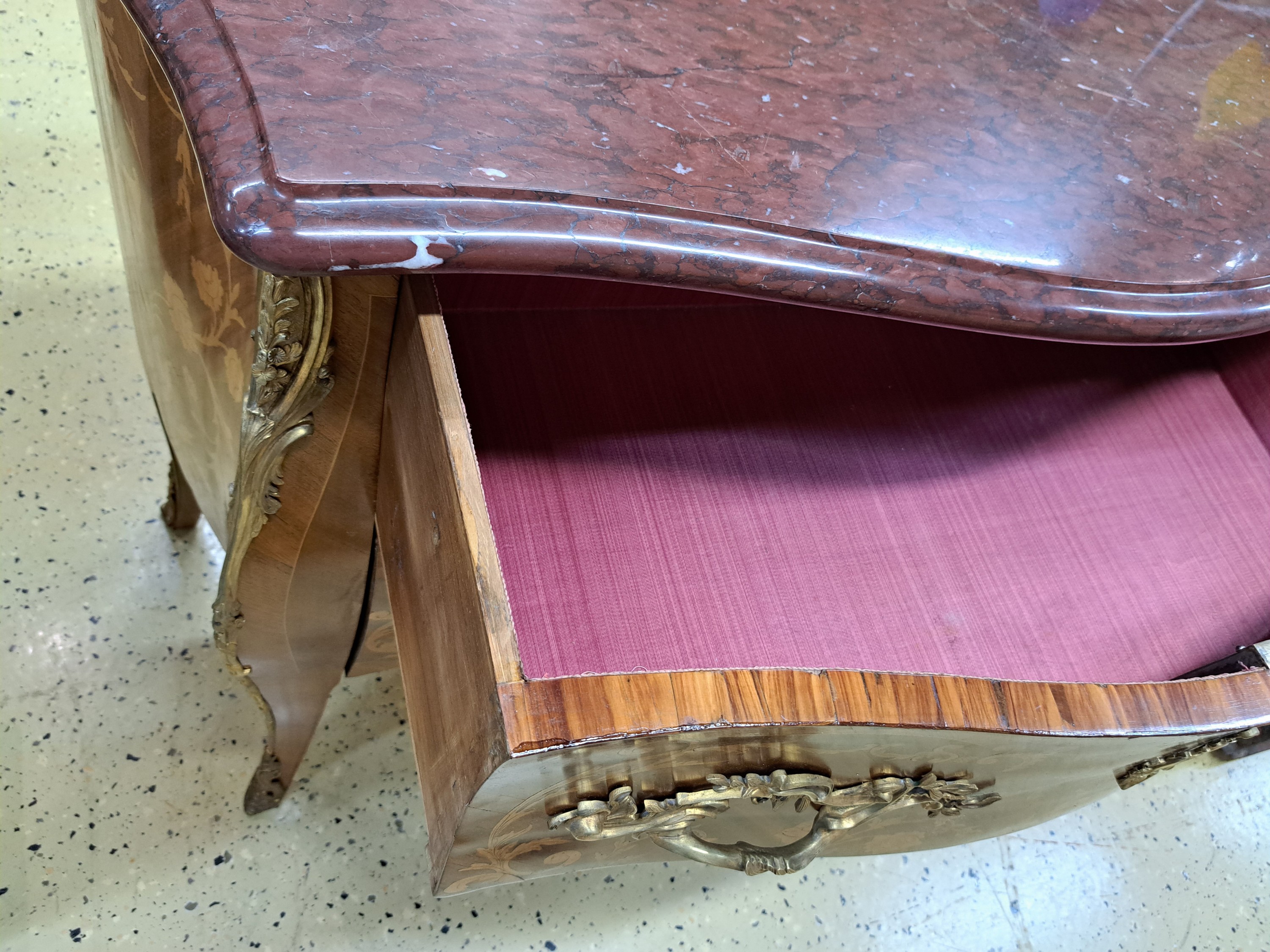 Detail n: Barockkommode, Frankreich, 19.Jh., Rosenholzfurnier, bombiert, 2 Schubladen, auf geschwungenen Beinen, aufwendige Furnierarbeiten aus Blüten und ...