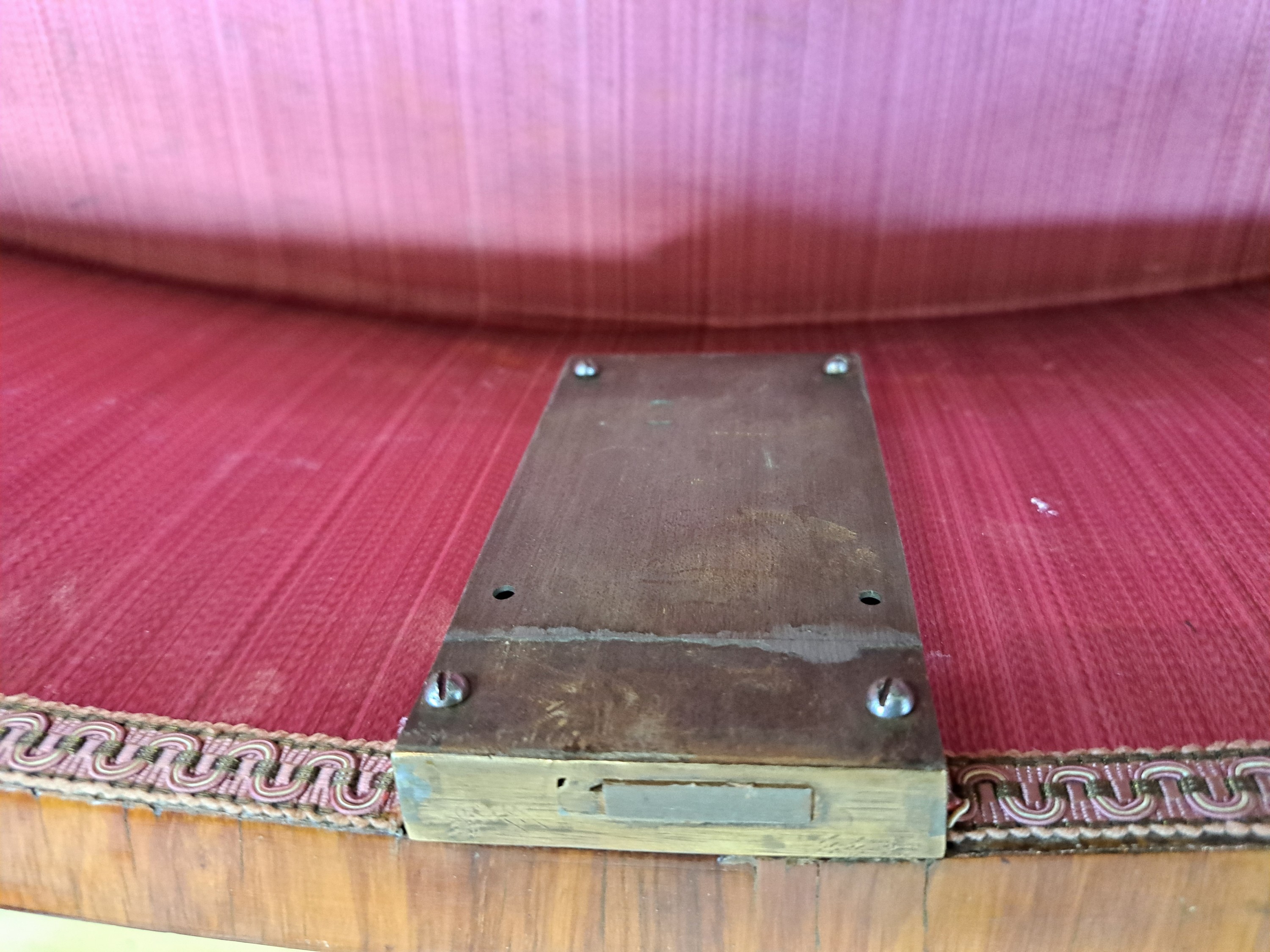 Detail p: Barockkommode, Frankreich, 19.Jh., Rosenholzfurnier, bombiert, 2 Schubladen, auf geschwungenen Beinen, aufwendige Furnierarbeiten aus Blüten und ...