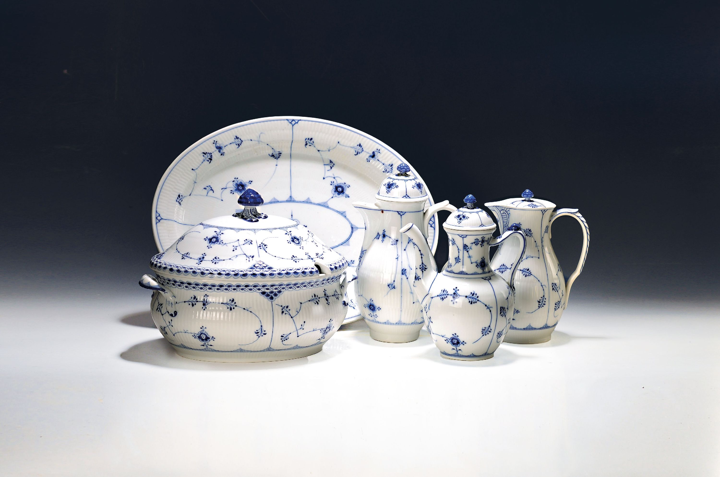 Image 27122948 - Lot aus 12 Geschirr-/Serviceteilen, Musselmalet, Royal Copenhagen, Musselmalet, drei ...