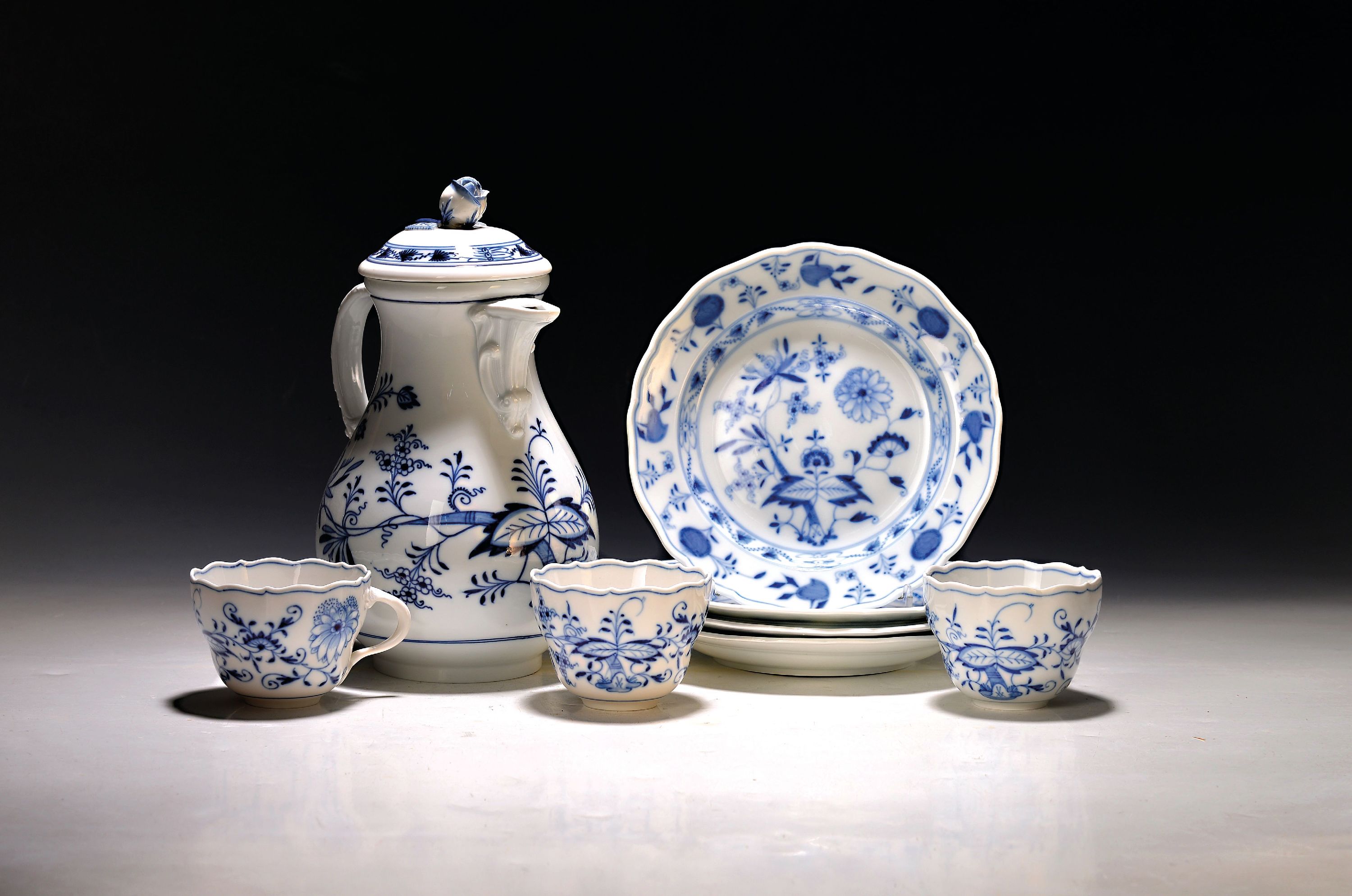 Image 27122949 - Kaffeeset, Meissen, Zwiebelmuster, drei Tassen ohne Untertasse, eine Kaffeekanne ...
