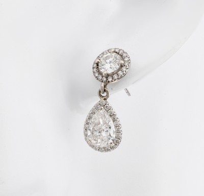27122938b - Paar 18 kt Gold Diamant-Ohrstecker, WG 750/000, sehr elegante Ausführung, 2 Diamant- ...