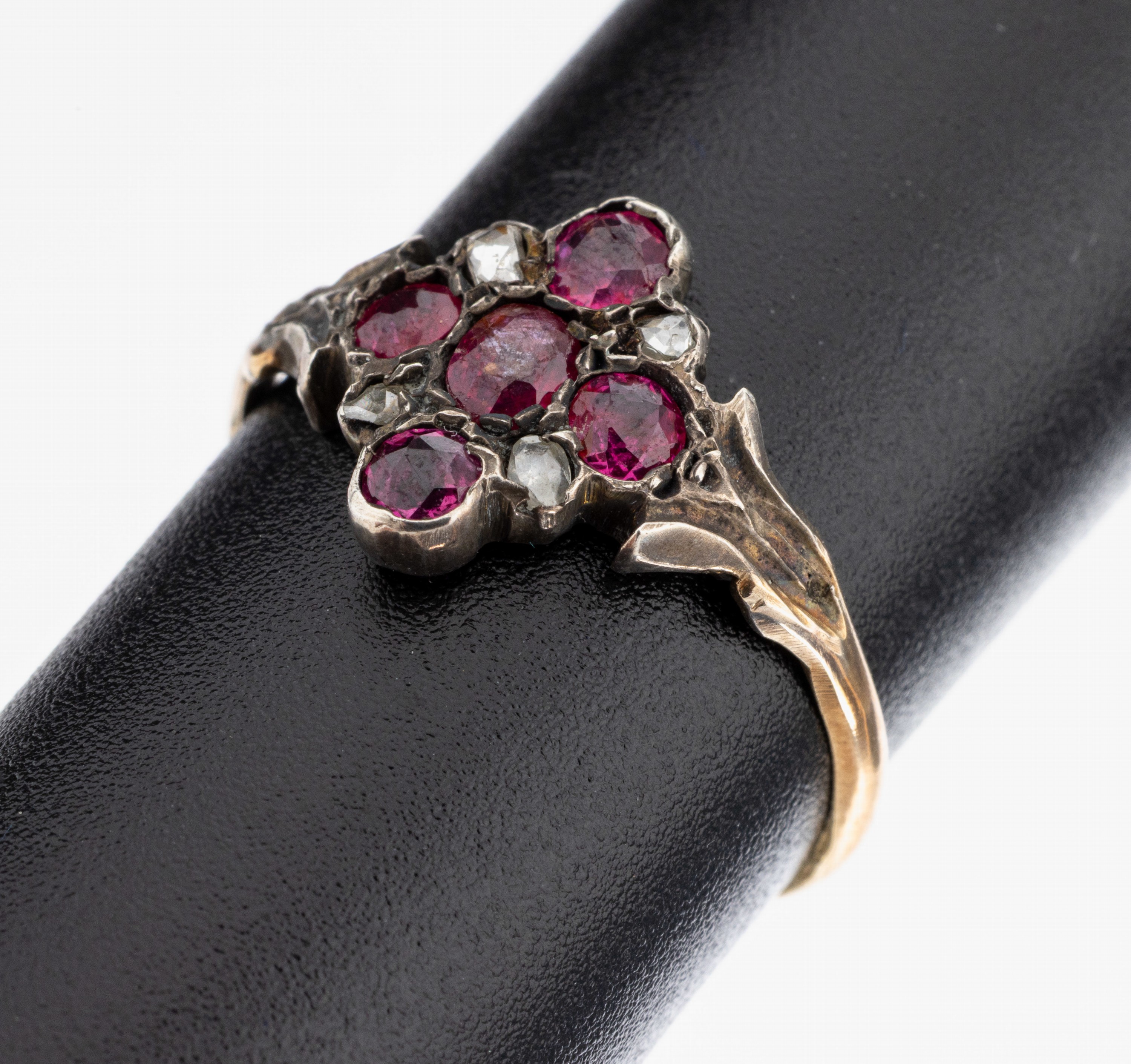 Image 27123335 - 18 kt Gold Rubin-Diamant-Ring, um 1880-90, GG 750/000 gepr., Ringkopf Silber, 5 facett. ...