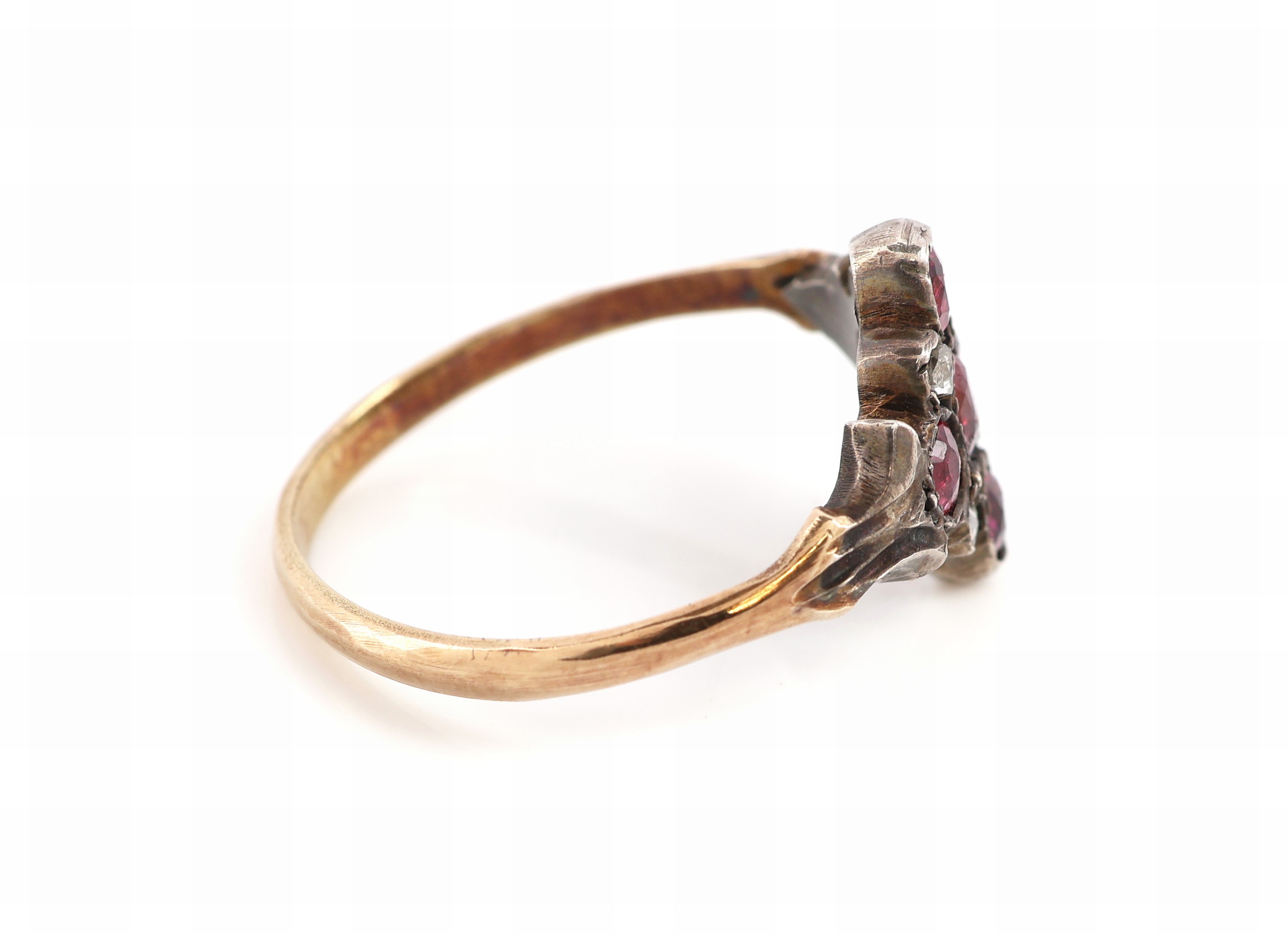 Detail b: 18 kt Gold Rubin-Diamant-Ring, um 1880-90, GG 750/000 gepr., Ringkopf Silber, 5 facett. Rubine zus. ca. 0.40 ct, 4 kl. Diamantrosen, RW 51, ca. 1.9 g