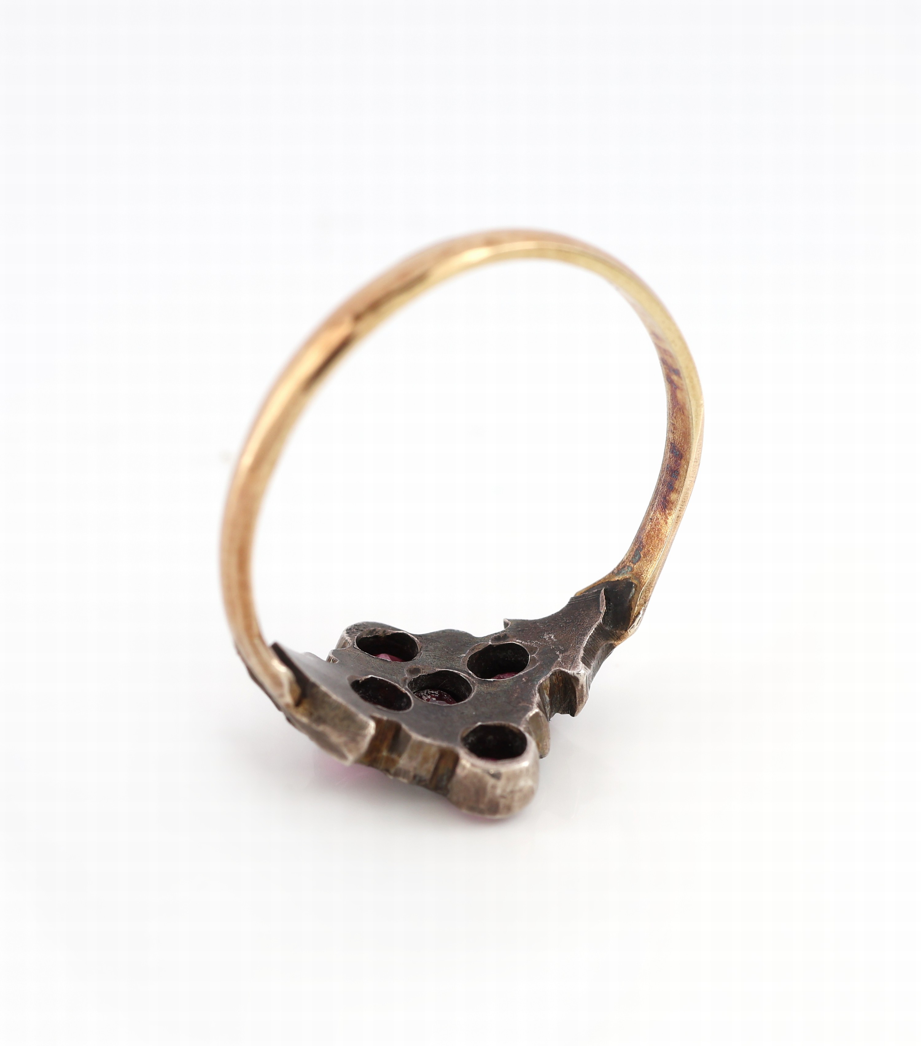 Detail c: 18 kt Gold Rubin-Diamant-Ring, um 1880-90, GG 750/000 gepr., Ringkopf Silber, 5 facett. Rubine zus. ca. 0.40 ct, 4 kl. Diamantrosen, RW 51, ca. 1.9 g