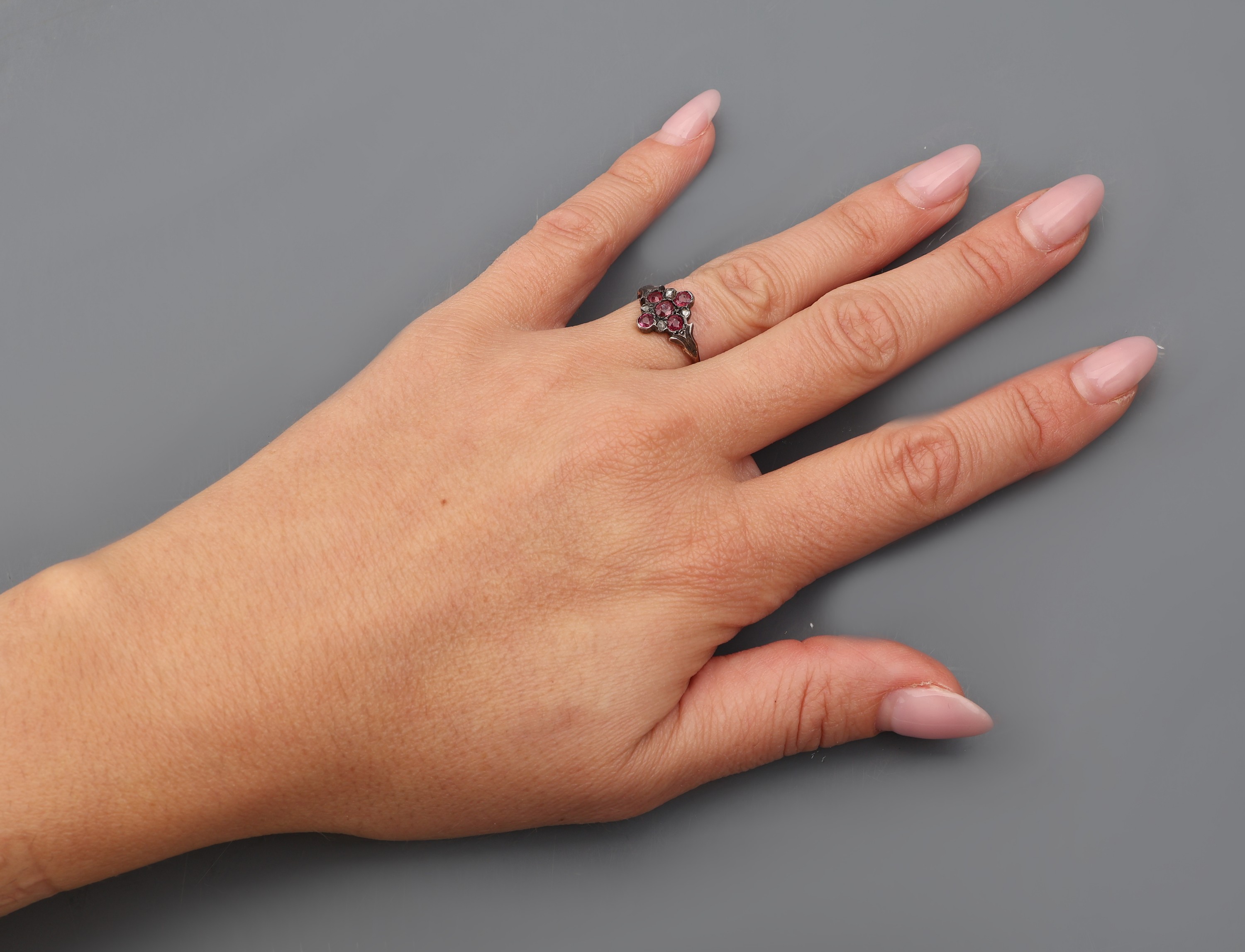 Detail d: 18 kt Gold Rubin-Diamant-Ring, um 1880-90, GG 750/000 gepr., Ringkopf Silber, 5 facett. Rubine zus. ca. 0.40 ct, 4 kl. Diamantrosen, RW 51, ca. 1.9 g