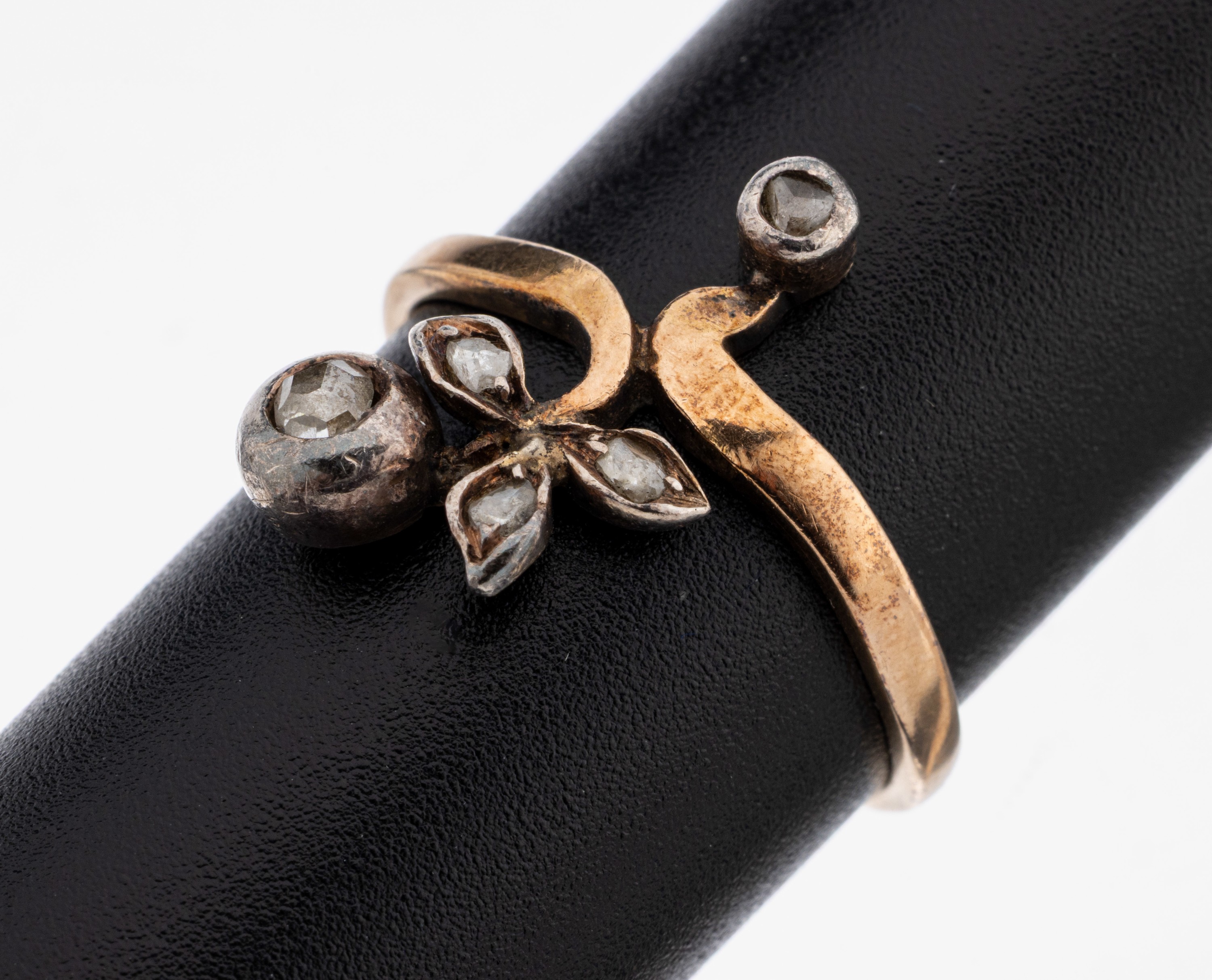 Image 27123337 - 14 kt Gold Diamant-Ring, um 1900, RG 585/000 gepr., floraler Ringkopf, 5 kl. in Silber ...