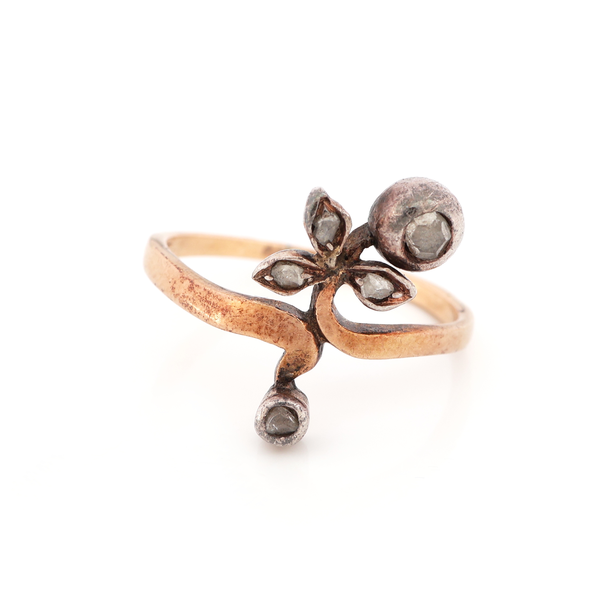 Detail a: 14 kt Gold Diamant-Ring, um 1900, RG 585/000 gepr., floraler Ringkopf, 5 kl. in Silber gefasste Diamantrosen, RW 56, ca. 2.5 g, Punzen verschlagen