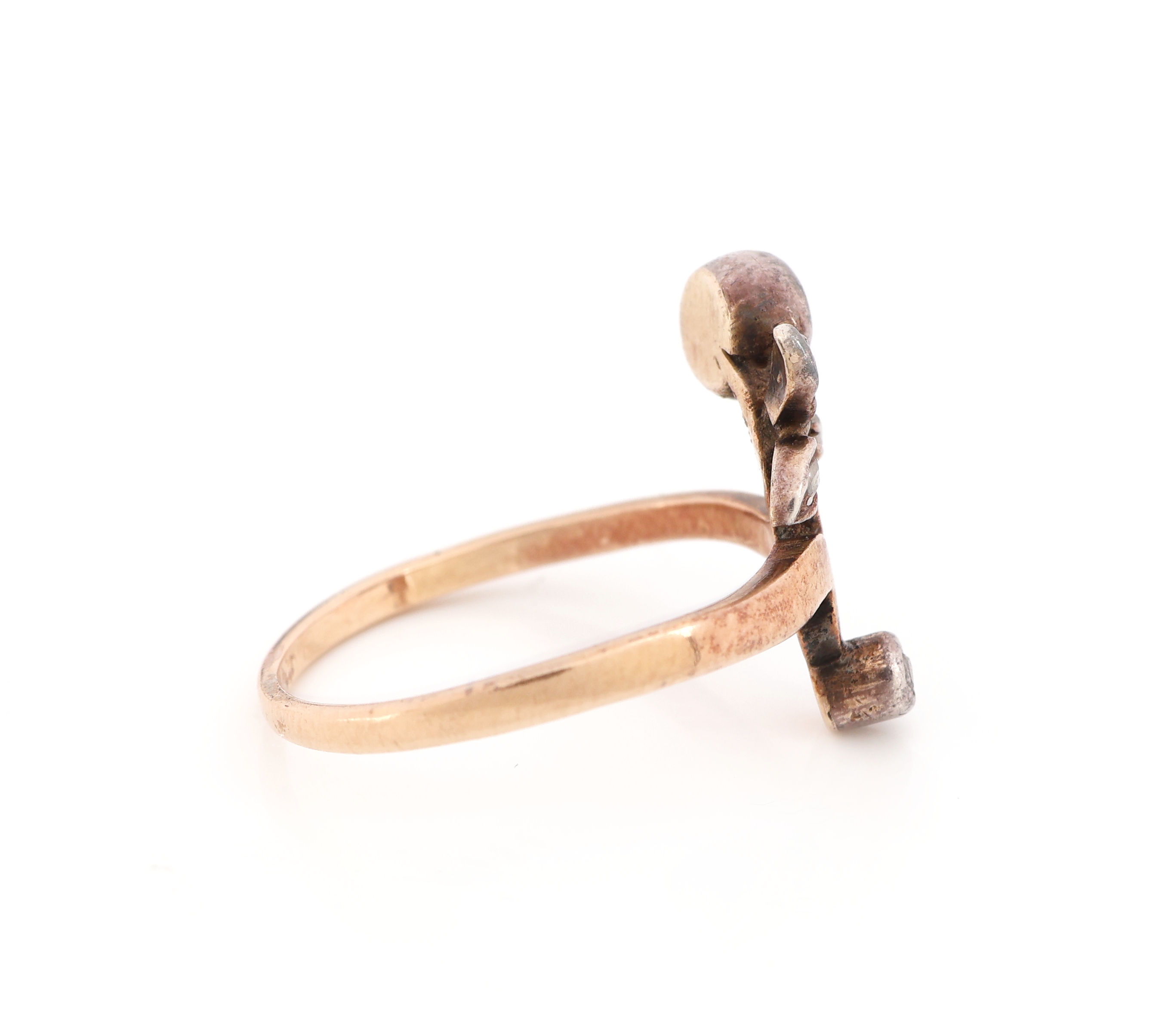 Detail c: 14 kt Gold Diamant-Ring, um 1900, RG 585/000 gepr., floraler Ringkopf, 5 kl. in Silber gefasste Diamantrosen, RW 56, ca. 2.5 g, Punzen verschlagen