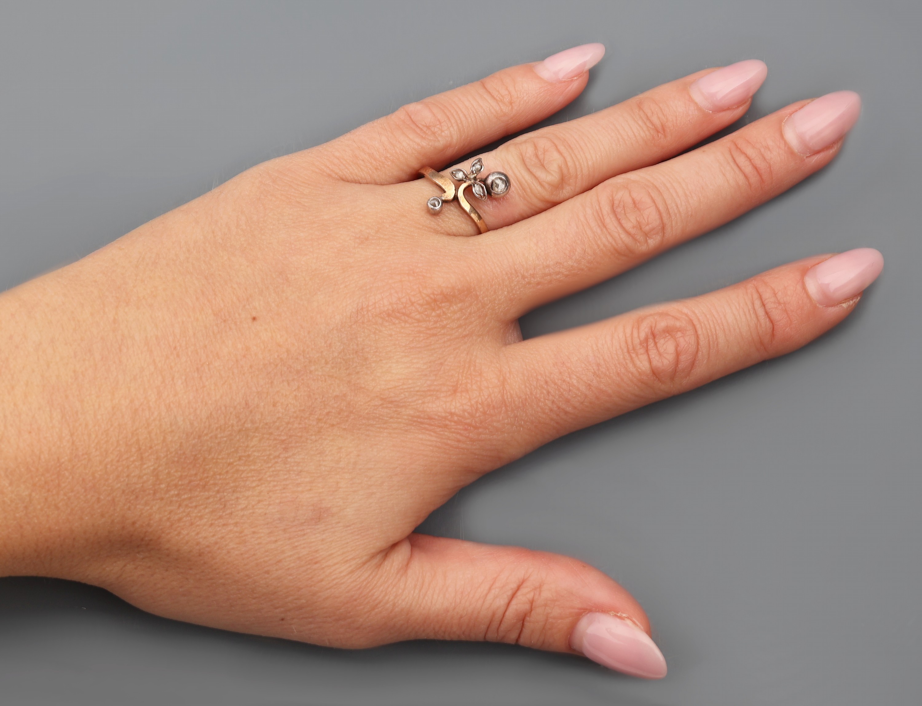 Detail d: 14 kt Gold Diamant-Ring, um 1900, RG 585/000 gepr., floraler Ringkopf, 5 kl. in Silber gefasste Diamantrosen, RW 56, ca. 2.5 g, Punzen verschlagen