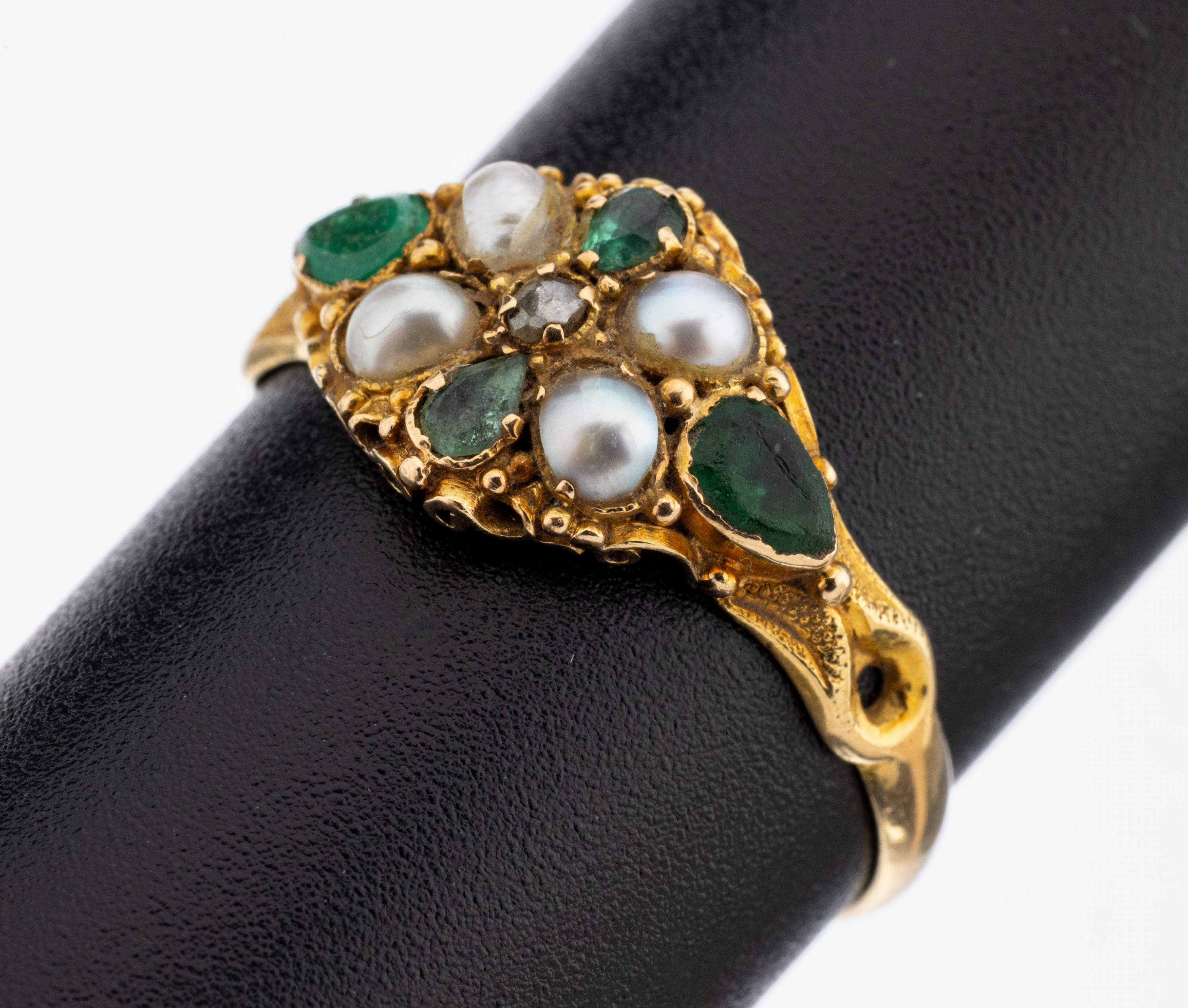 Image 27123379 - 18 kt gold emerald-pearl-diamond-ring, probably England approx. 1900 , YG 750/000 ...