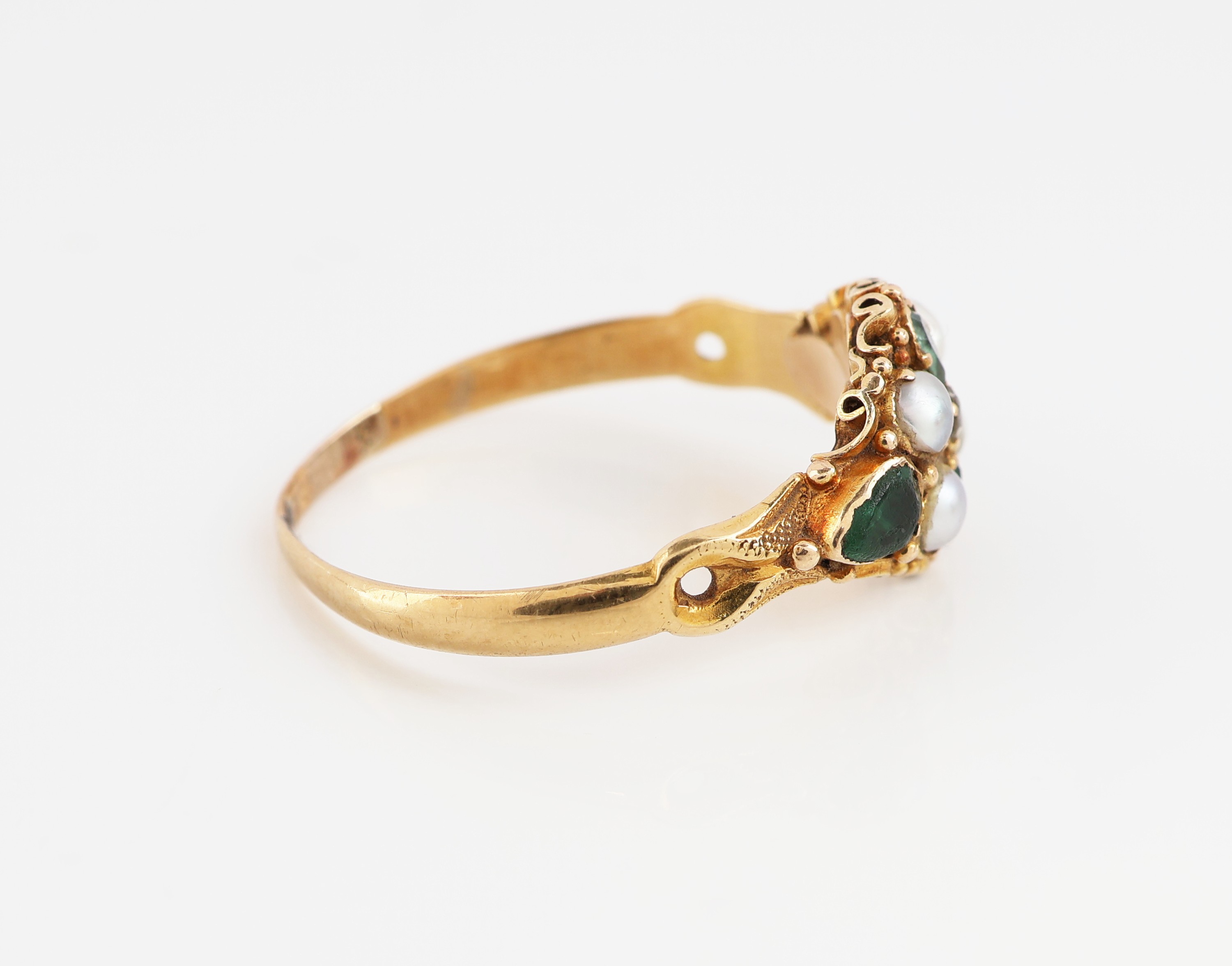 Detail b: 18 kt Gold Smaragd-Perl-Diamant-Ring, wohl England um 1900, GG 750/000 gepr., 4 kl. facett. Smaragdtropfen, 4 barocke Perlen, 1 kl. Diamantrose, RW ...
