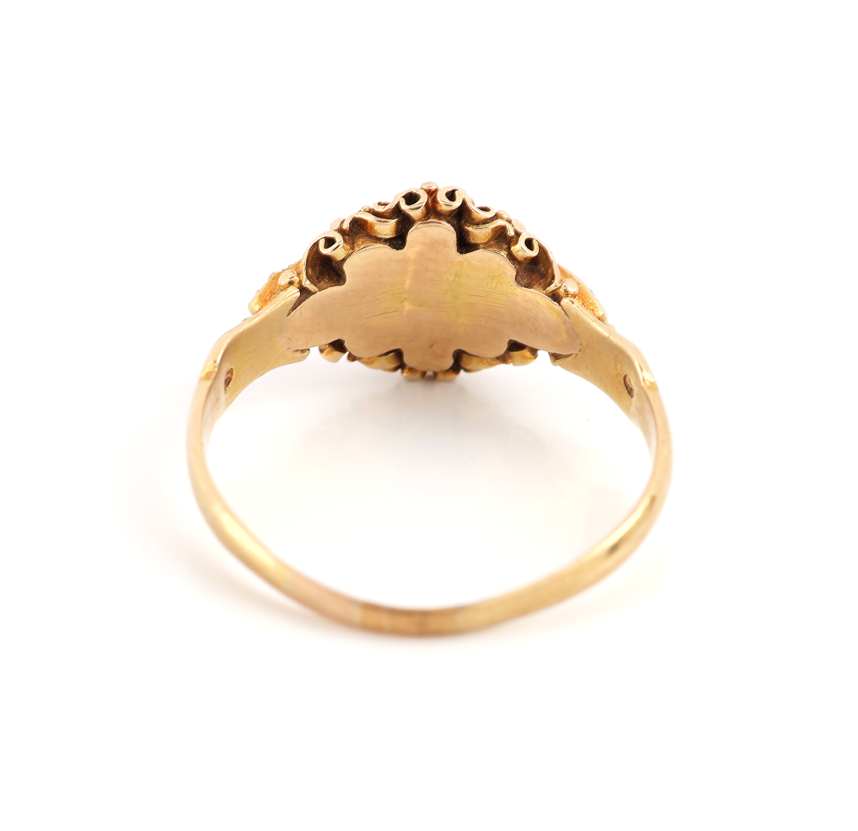 Detail c: 18 kt Gold Smaragd-Perl-Diamant-Ring, wohl England um 1900, GG 750/000 gepr., 4 kl. facett. Smaragdtropfen, 4 barocke Perlen, 1 kl. Diamantrose, RW ...