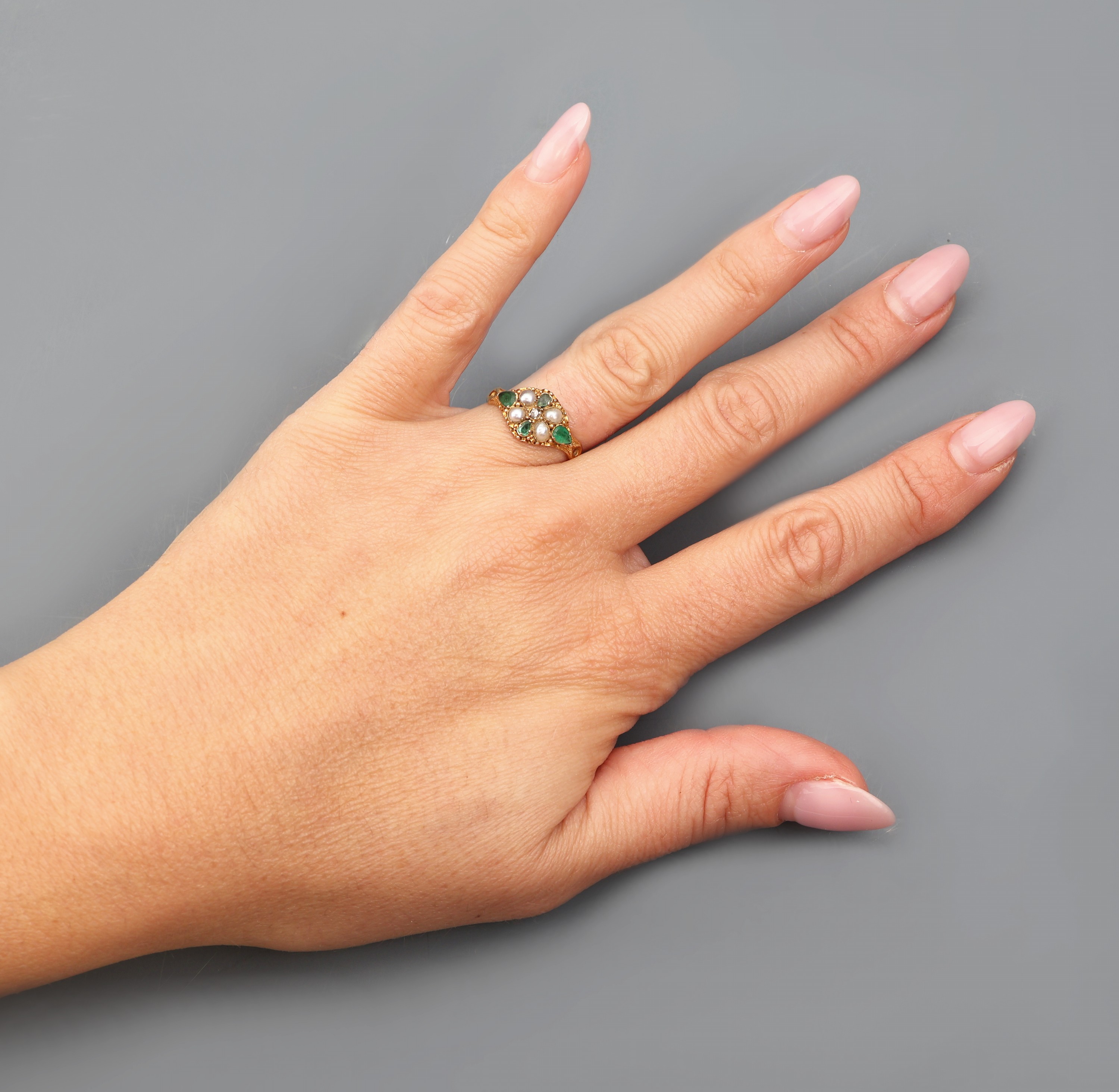 Detail d: 18 kt Gold Smaragd-Perl-Diamant-Ring, wohl England um 1900, GG 750/000 gepr., 4 kl. facett. Smaragdtropfen, 4 barocke Perlen, 1 kl. Diamantrose, RW ...