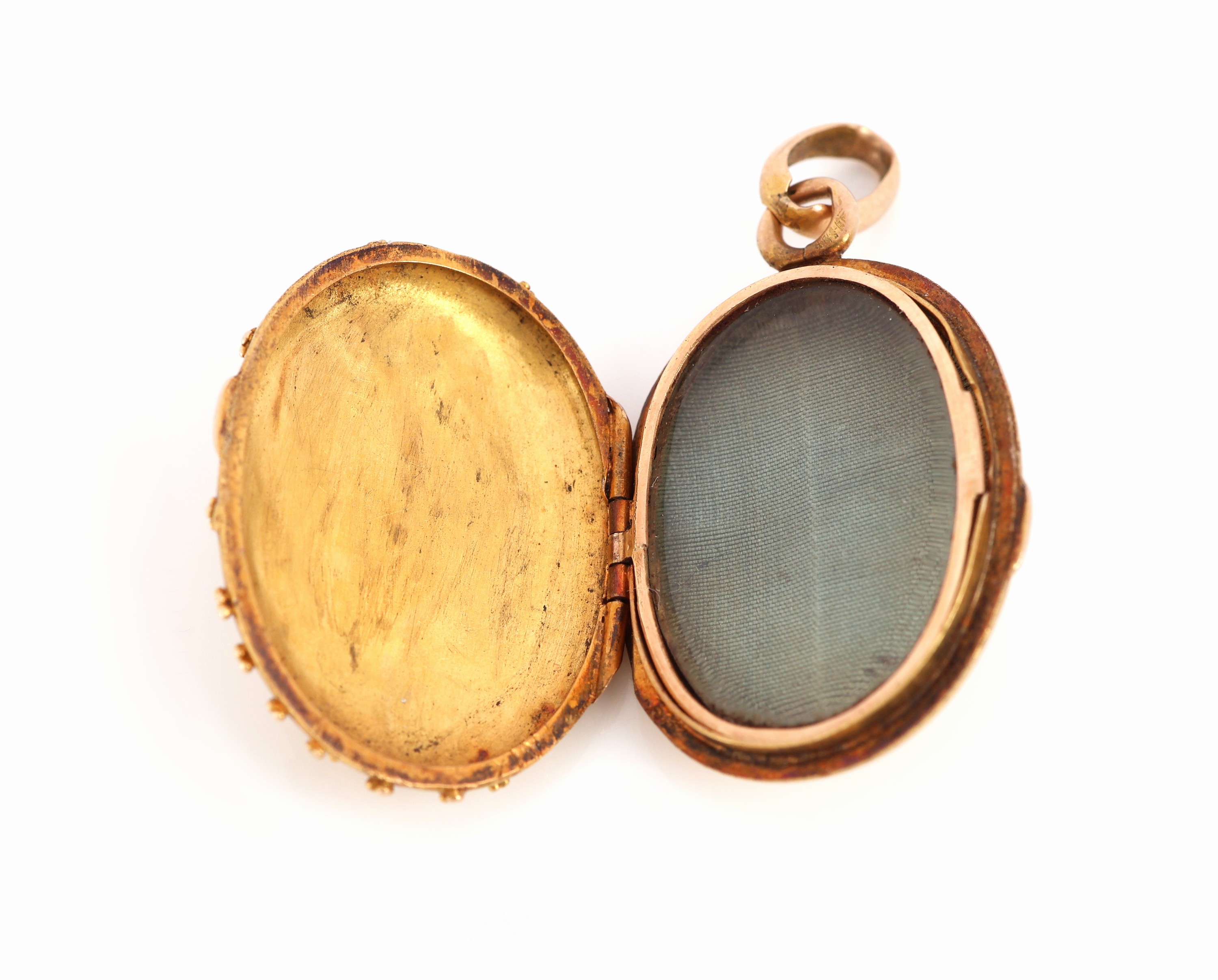 Detail a: 18 kt Gold Medaillon-Anhänger, um 1880, GG 750/000, ovale Grundform, Deckel mit Granulation, innen eine Rahmung, ca. 5.2 g, verbeult