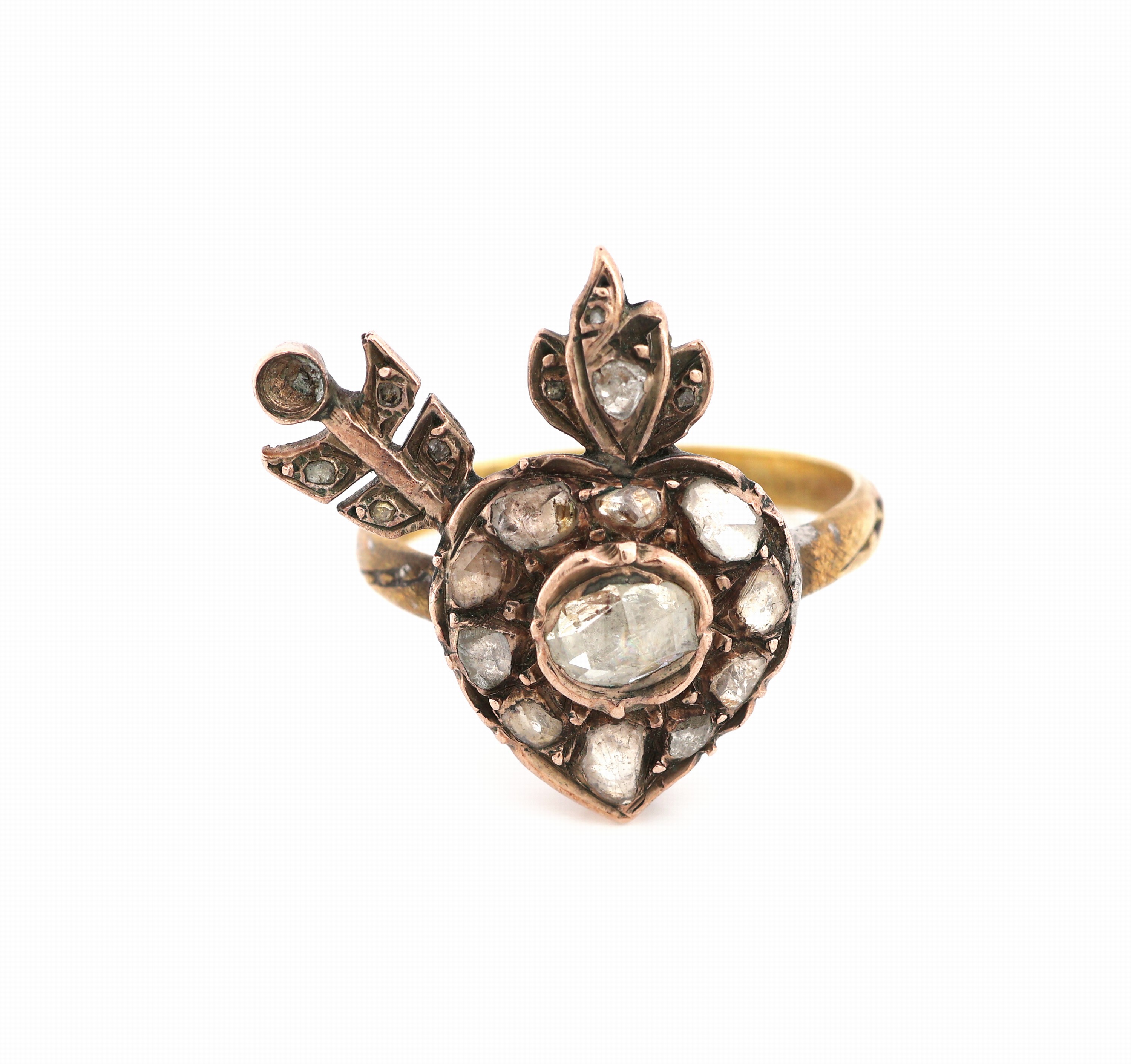 Detail a: Diamant-Ring, Ringkopf um 1830, Herz bekrönt mit Flamme und Pfeil, Diamantrosen zus. ca. 0.80 ct, Ringschiene unedel und sek., unsachgemäß mit ...
