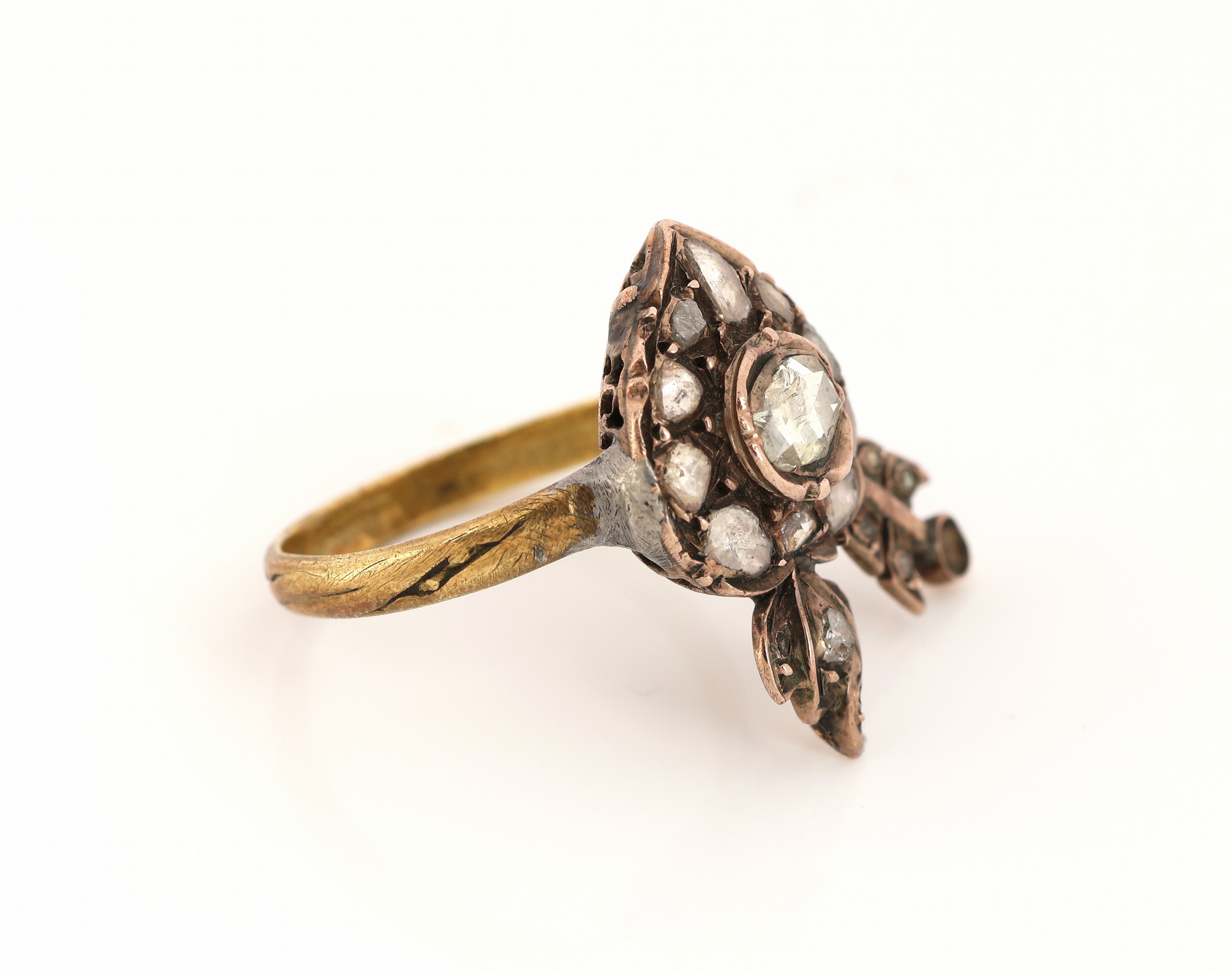 Detail b: Diamant-Ring, Ringkopf um 1830, Herz bekrönt mit Flamme und Pfeil, Diamantrosen zus. ca. 0.80 ct, Ringschiene unedel und sek., unsachgemäß mit ...