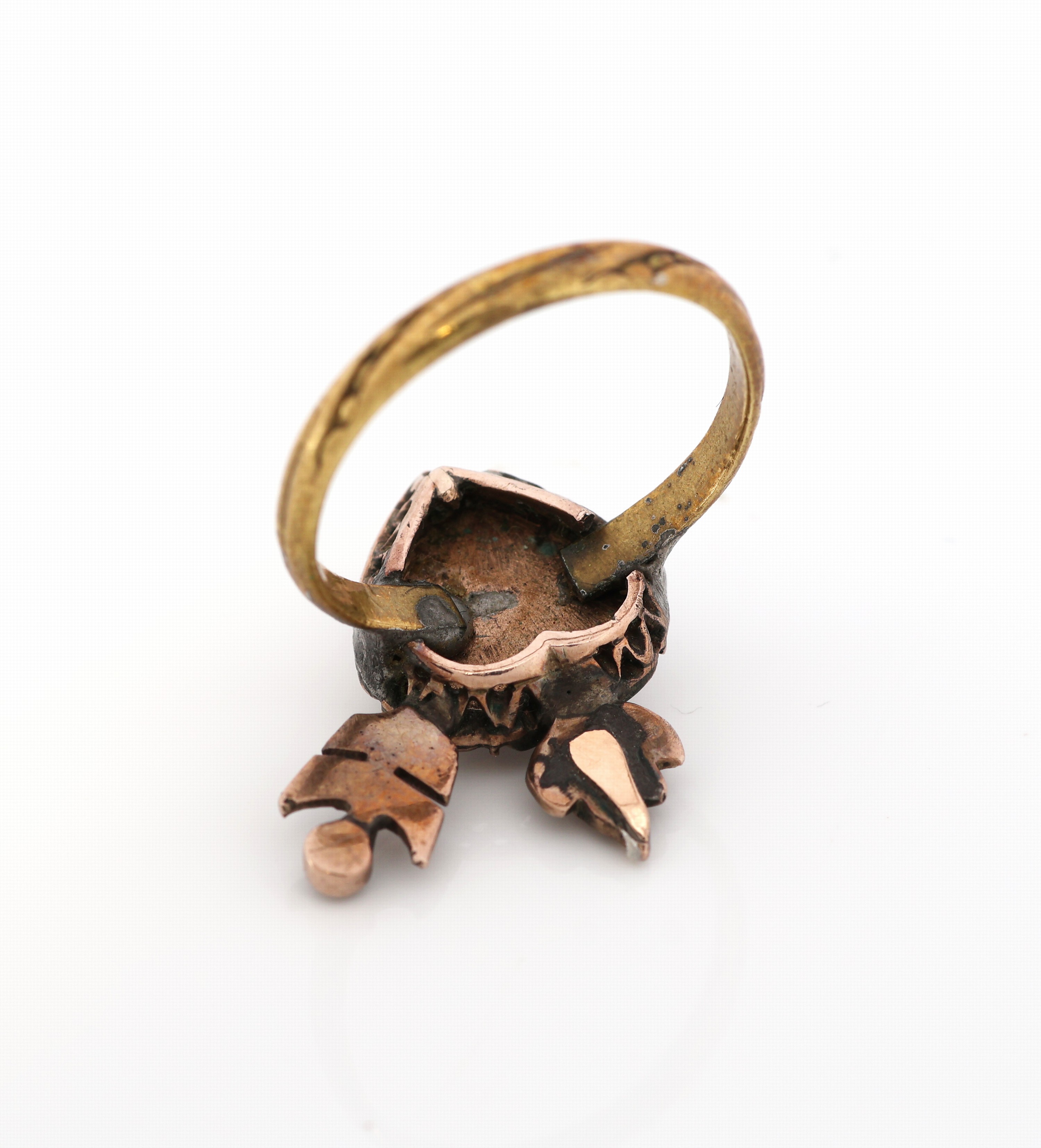 Detail c: Diamant-Ring, Ringkopf um 1830, Herz bekrönt mit Flamme und Pfeil, Diamantrosen zus. ca. 0.80 ct, Ringschiene unedel und sek., unsachgemäß mit ...